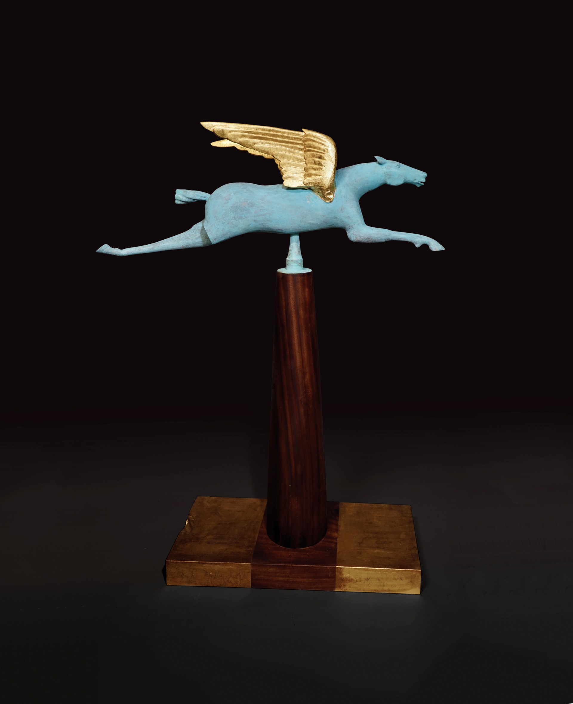 深井隆（Fukai Takashi），《天馬 ─翔2─》，樟、金箔、銅箔（Camphor wood,gold foil and bronze foil），2023年， 153×117×39cm（台座20×120×65cm），赤粒藝術提供。