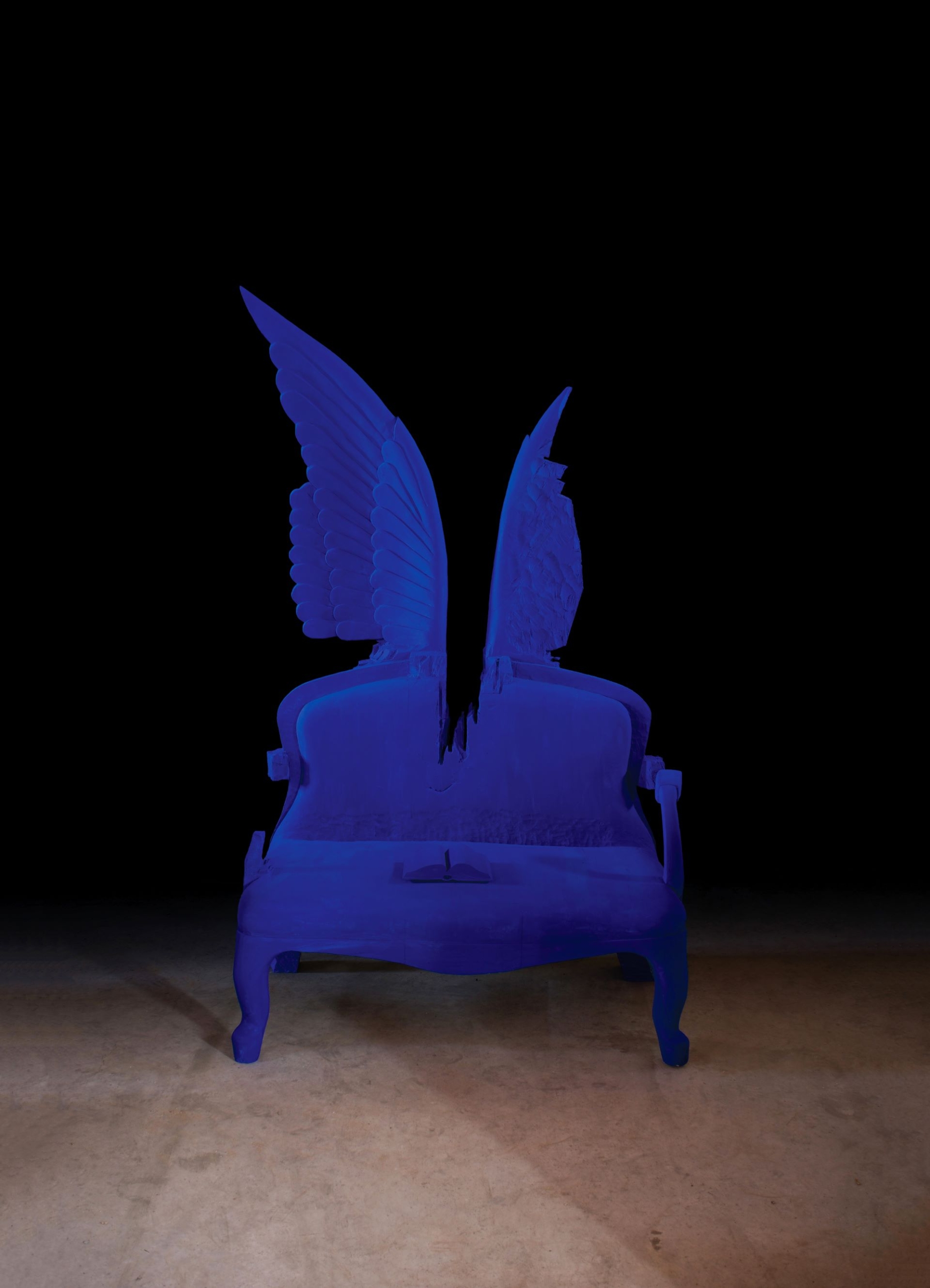 深井隆（Fukai Takashi），《逃逸的思念–青空–》（Dissipating Thoughts–Sky），樟木、壓克力顏料（Camphor and acrylic），2022年， 70x100x73cm，赤粒藝術提供。