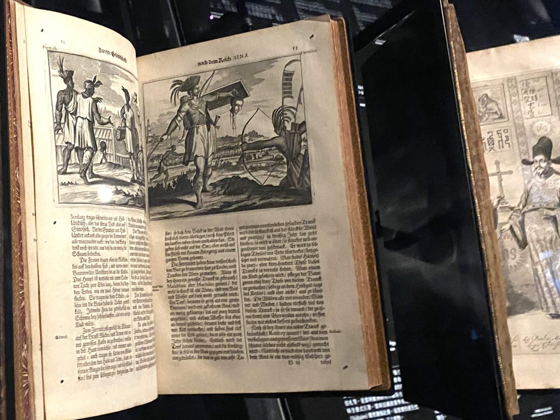 左書為《第二、三次荷蘭聯合東印度公司使節初始大清帝國記》（Tweede en derde gesandschap na het keyserryck van Taysing of China）1676年發行的德文版，第13頁插圖中的臺灣原住…