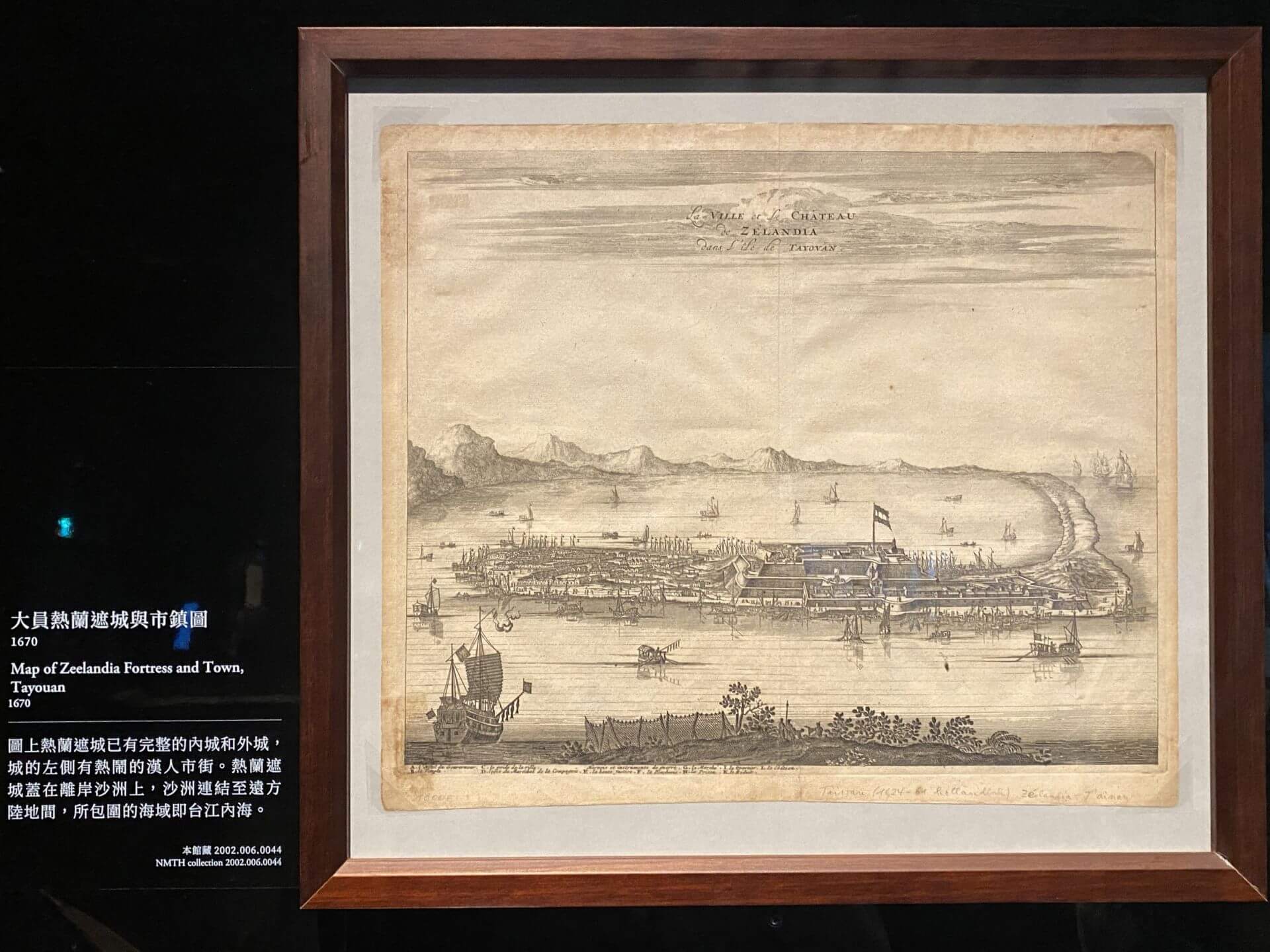 《大員熱蘭遮城與城鎮圖》以不同視角描繪了17世紀在沙洲上的城堡要塞─熱蘭遮城，國立臺灣歷史博物館藏。（攝影／朱佑霖）