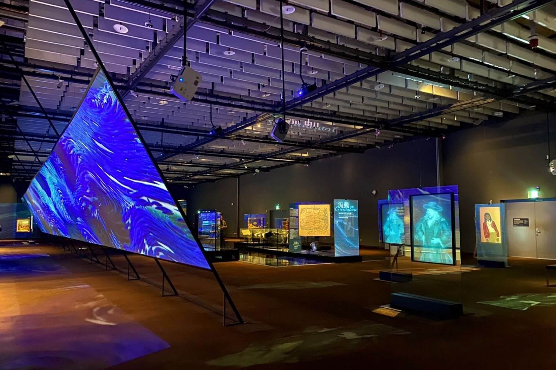 「跨．1624：世界島臺灣」展場500坪無牆體設計。（攝影／朱佑霖）