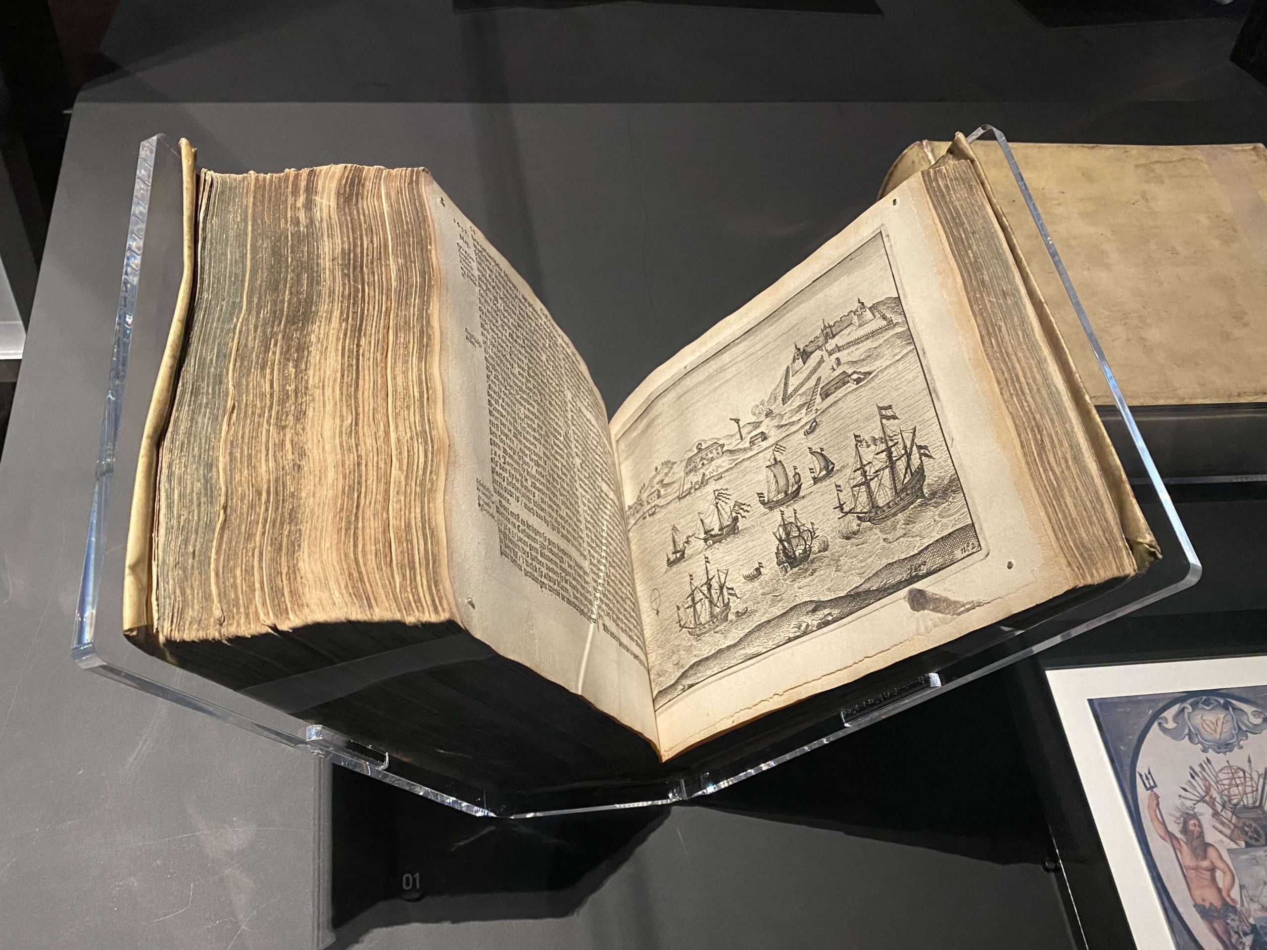 首度展出重要古物《荷蘭聯合東印度公司的起源與發展》於1646年出版，收錄了1602年荷蘭聯合東印度公司（VOC）於亞洲各地活動的航海日誌、旅行記。此書為珍貴史料，避免書籍受損而未全本攤開展示，國立臺灣歷史博物館藏。（攝影／朱佑霖）