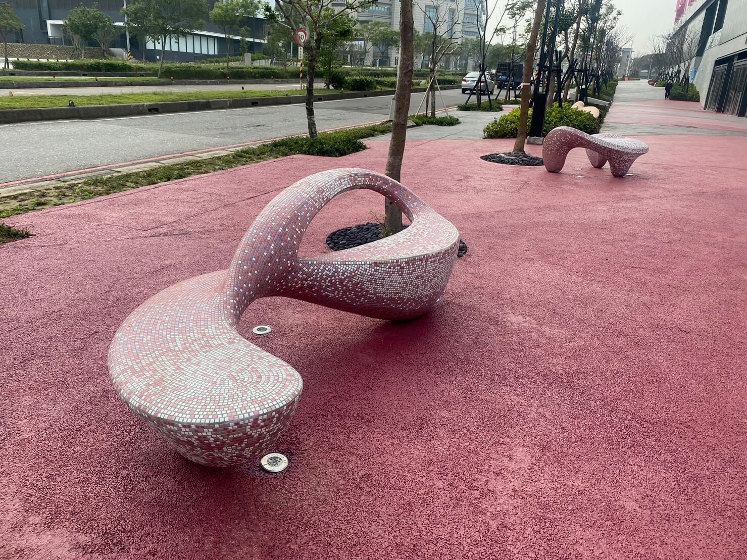 桃園在地藝術家姜憲明與陳麗杏的公共藝術作品《桃源飛揚》。（喜恩文化藝術提供）