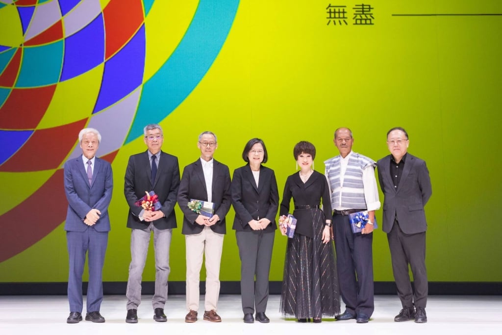 左起：國藝會董事長林淇瀁、得主紀錄片導演劉嵩、視覺藝術家梅丁衍、總統蔡英文、表演藝術家陳鳳桂、作家夏曼．藍波安、文化部部長史哲。（周嘉慧攝影，國藝會提供）