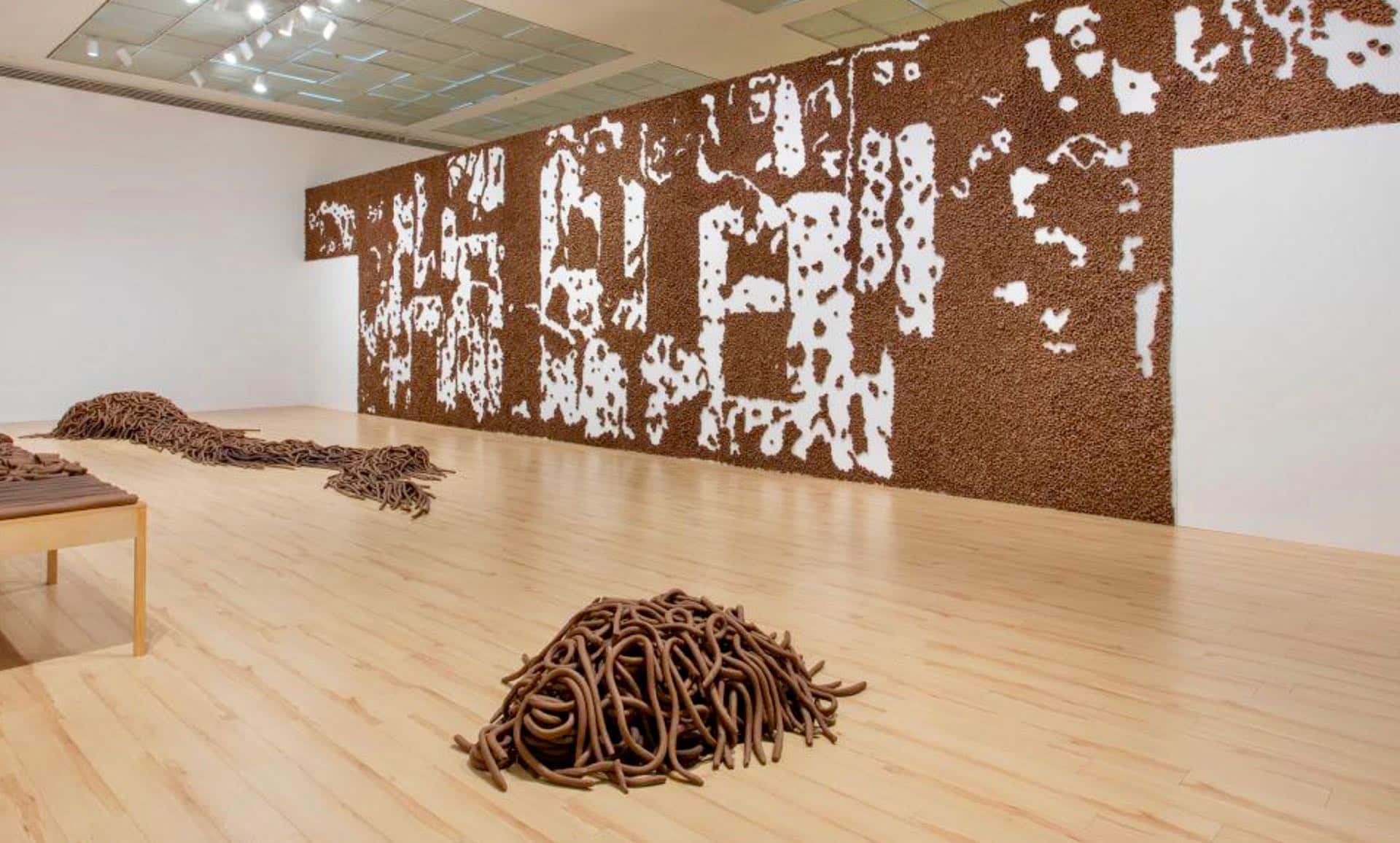 Anna Maria Maiolino作品《Indo e Vindo》顯現她對「土地」的概念與手工勞動相連接，也凸顯黏土脫水、硬化、再返回塵土的自然循環。©La Biennale di Venezia