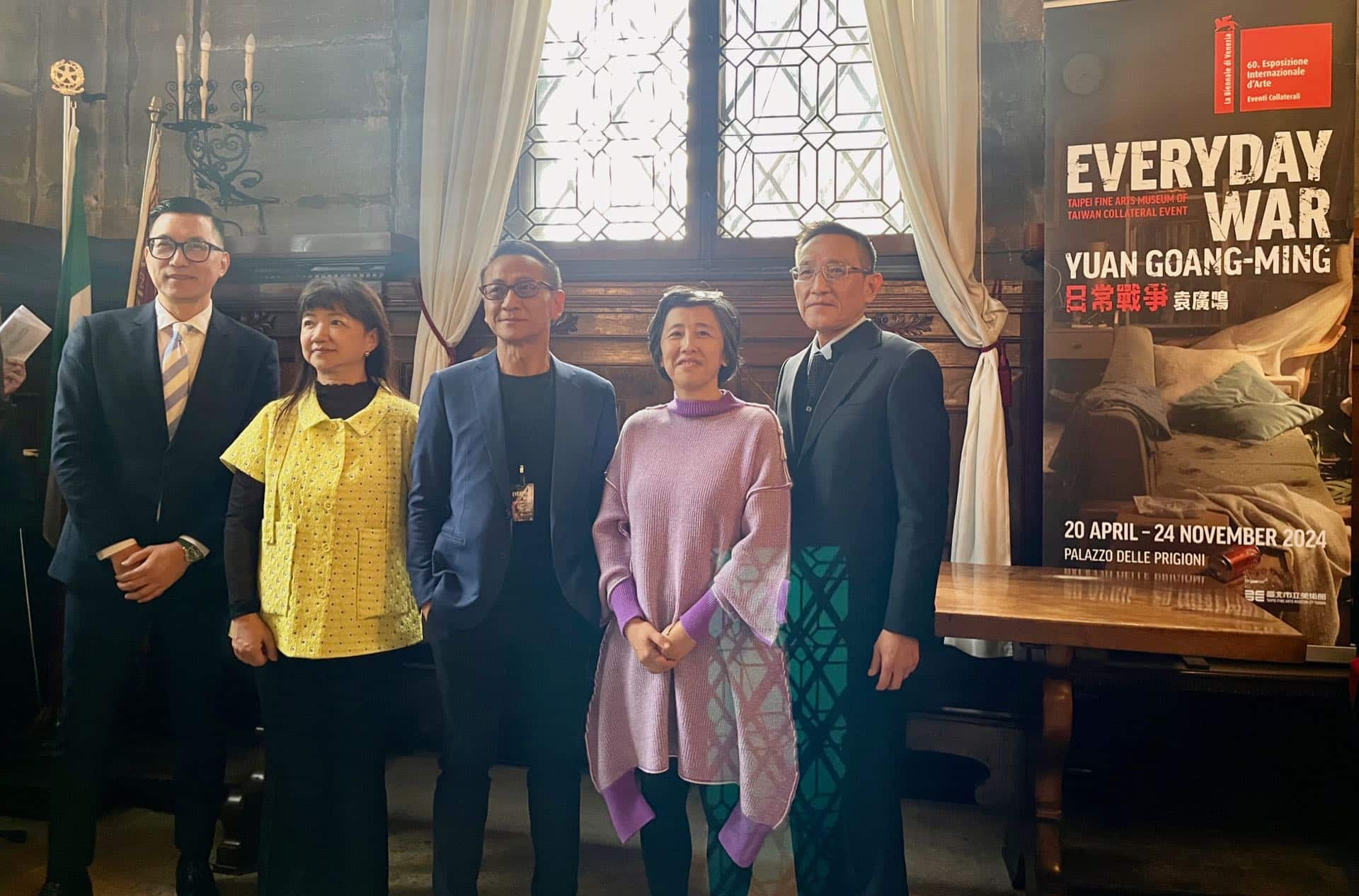 圖左起為北美館館長王俊傑、文化部政務次長李靜慧、藝術家袁廣鳴、策展人陳暢、臺灣駐義大利代表處大使蔡允中。（攝影／陳思宇）