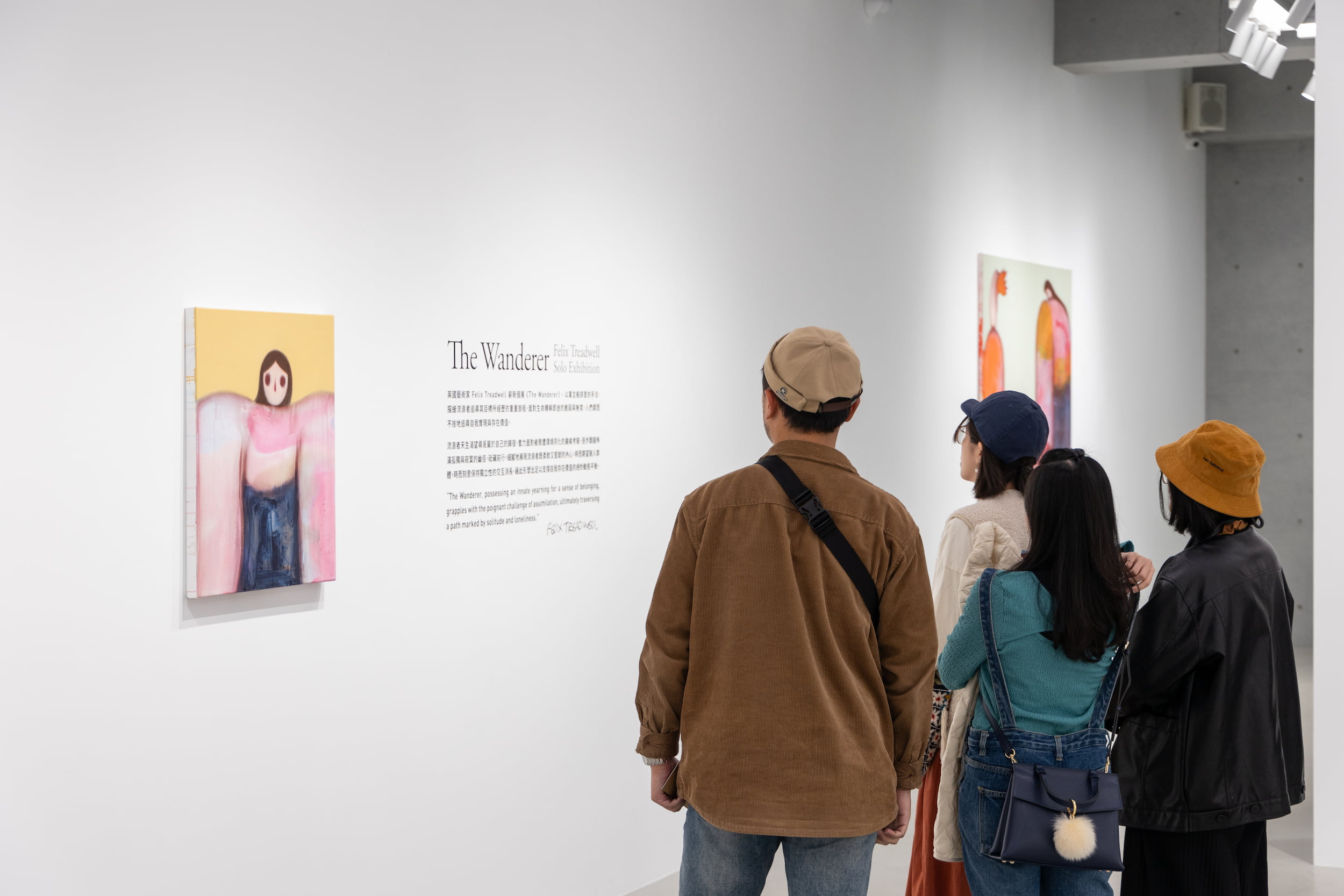 觀眾於菲利克斯個展「Warderer」中欣賞作品《Sanctuary》。（DOPENESS ART LAB提供）
