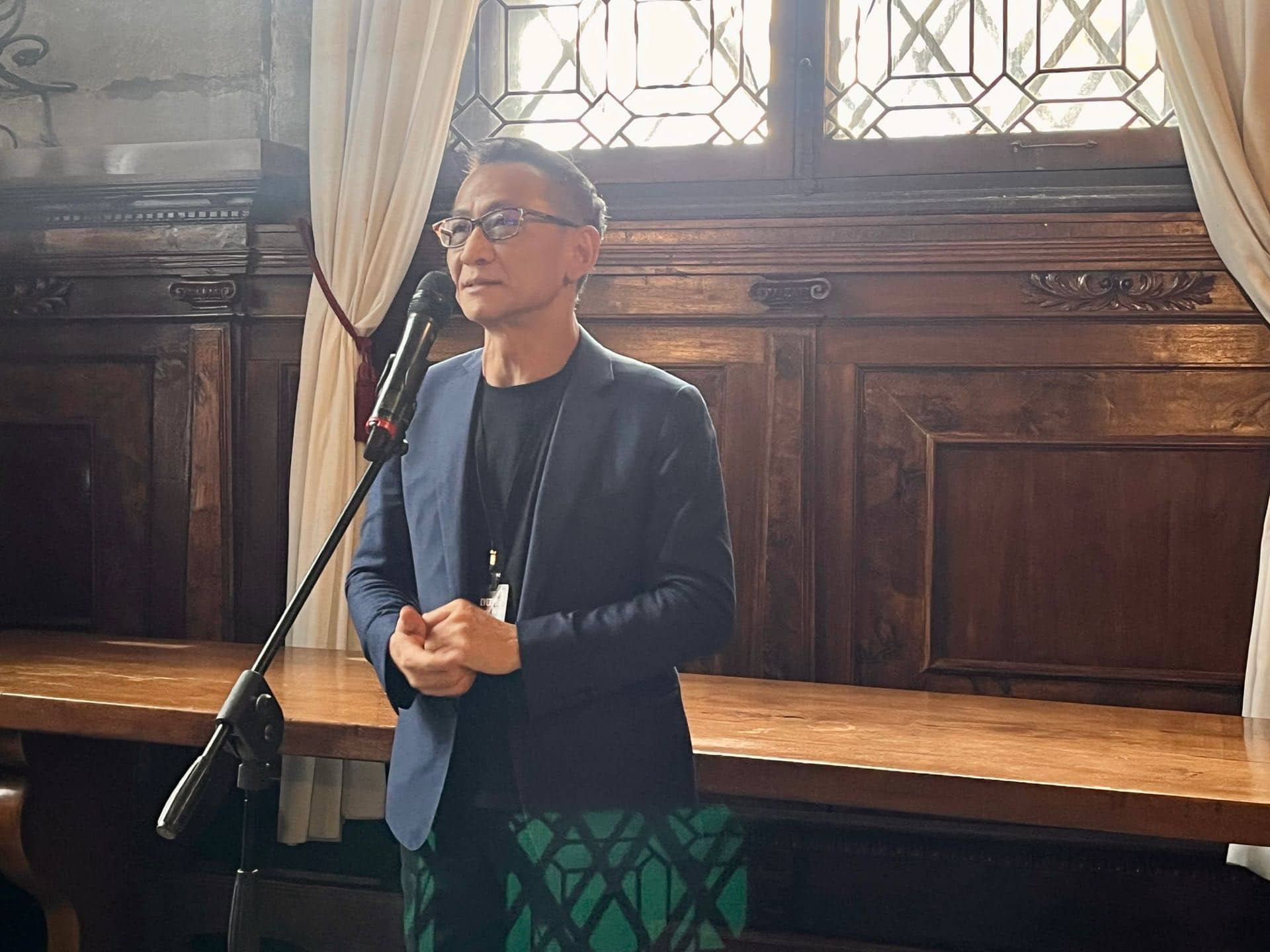 袁廣鳴自2019年即開始構思這次的展覽命題「日常戰爭」，恰巧正逢近年國際戰爭頻傳、兩岸關係緊張的時刻。圖為藝術家袁廣鳴（攝影／陳思宇）