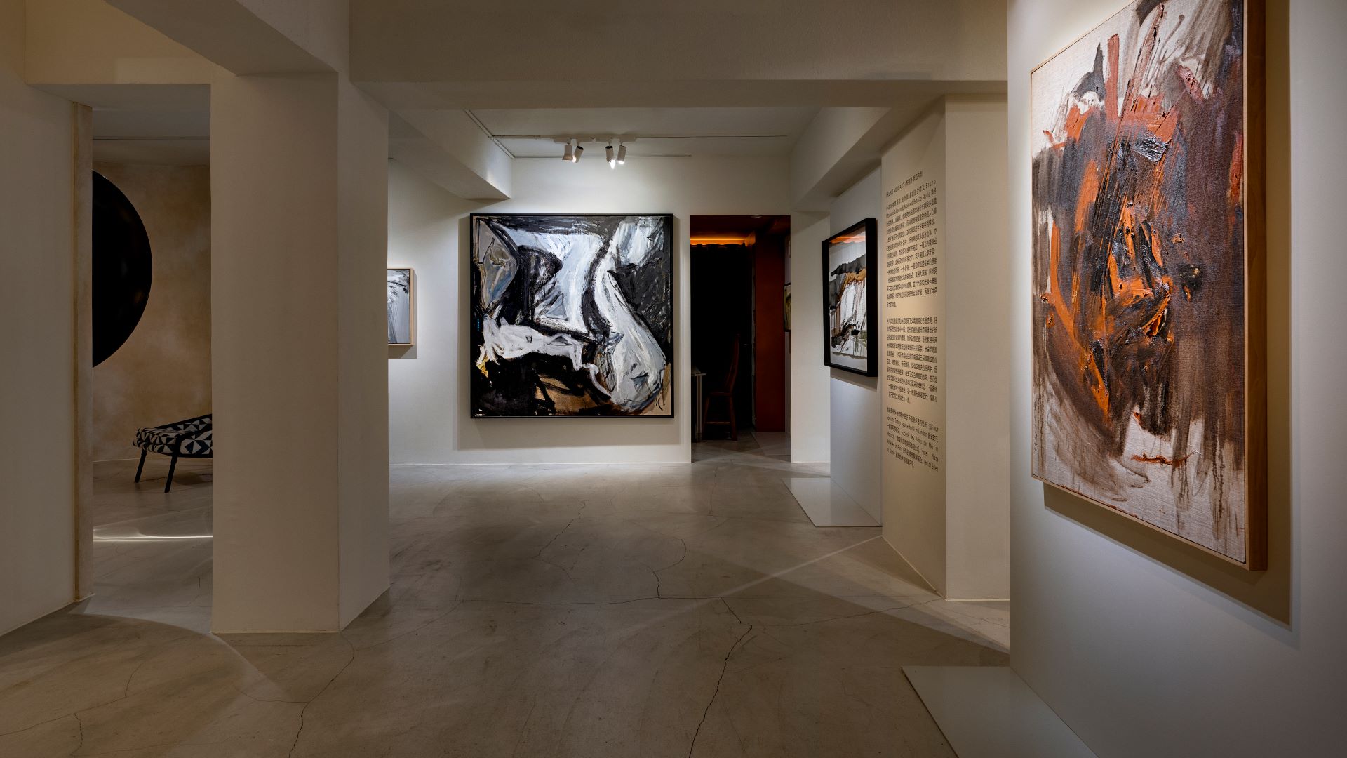 布魯諾．默因納德（Bruno Moinard）於白卡藝廊（Carte Blanche Galerie）舉辦個展「永恆」（Éternité），展覽一景。（攝影／Meanwhile Studio）