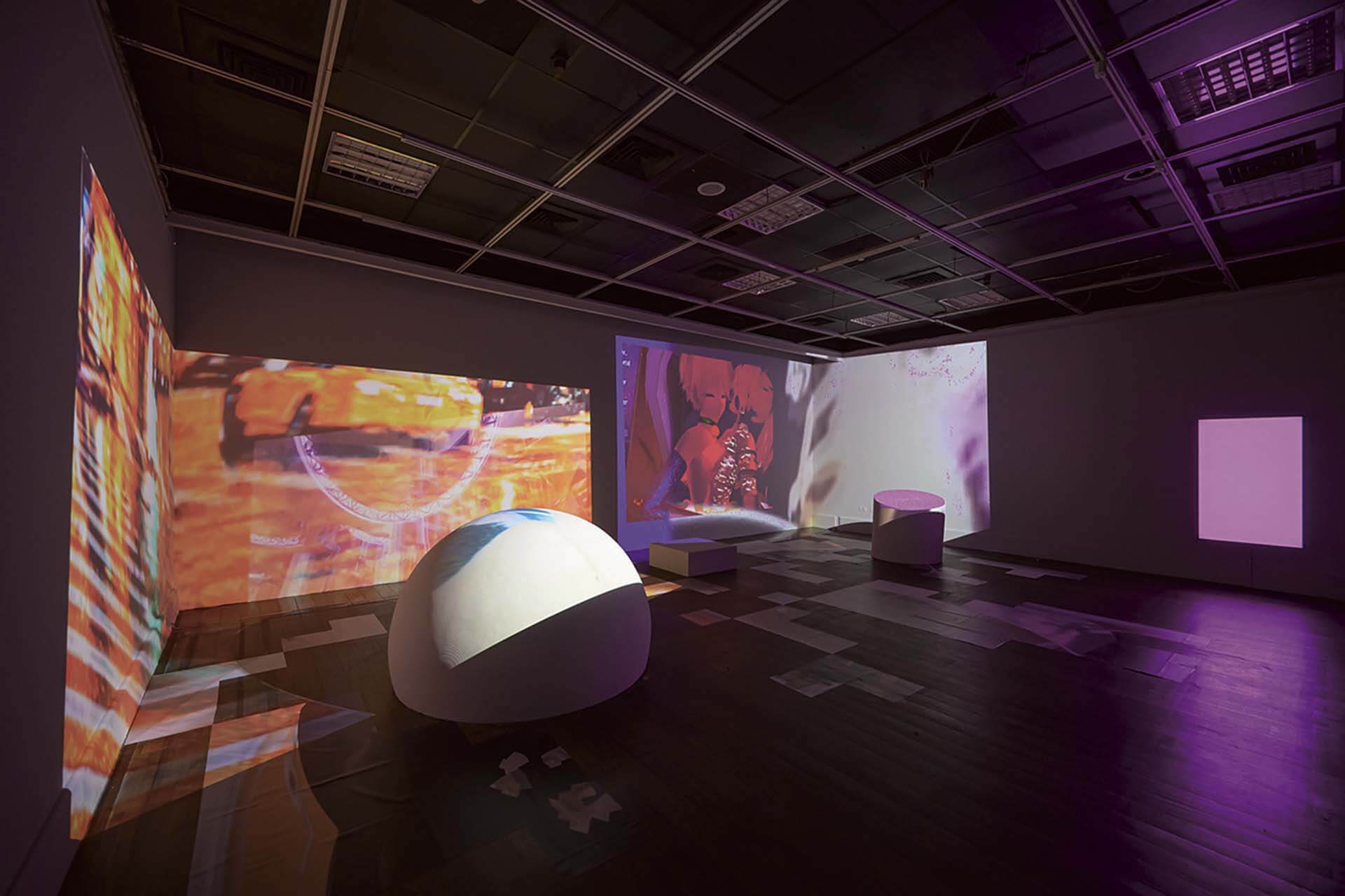 2023年阮柏遠發表之作《 Feel your information flow and body through this shell layer of the body》於展場一隅。（阮柏遠提供）