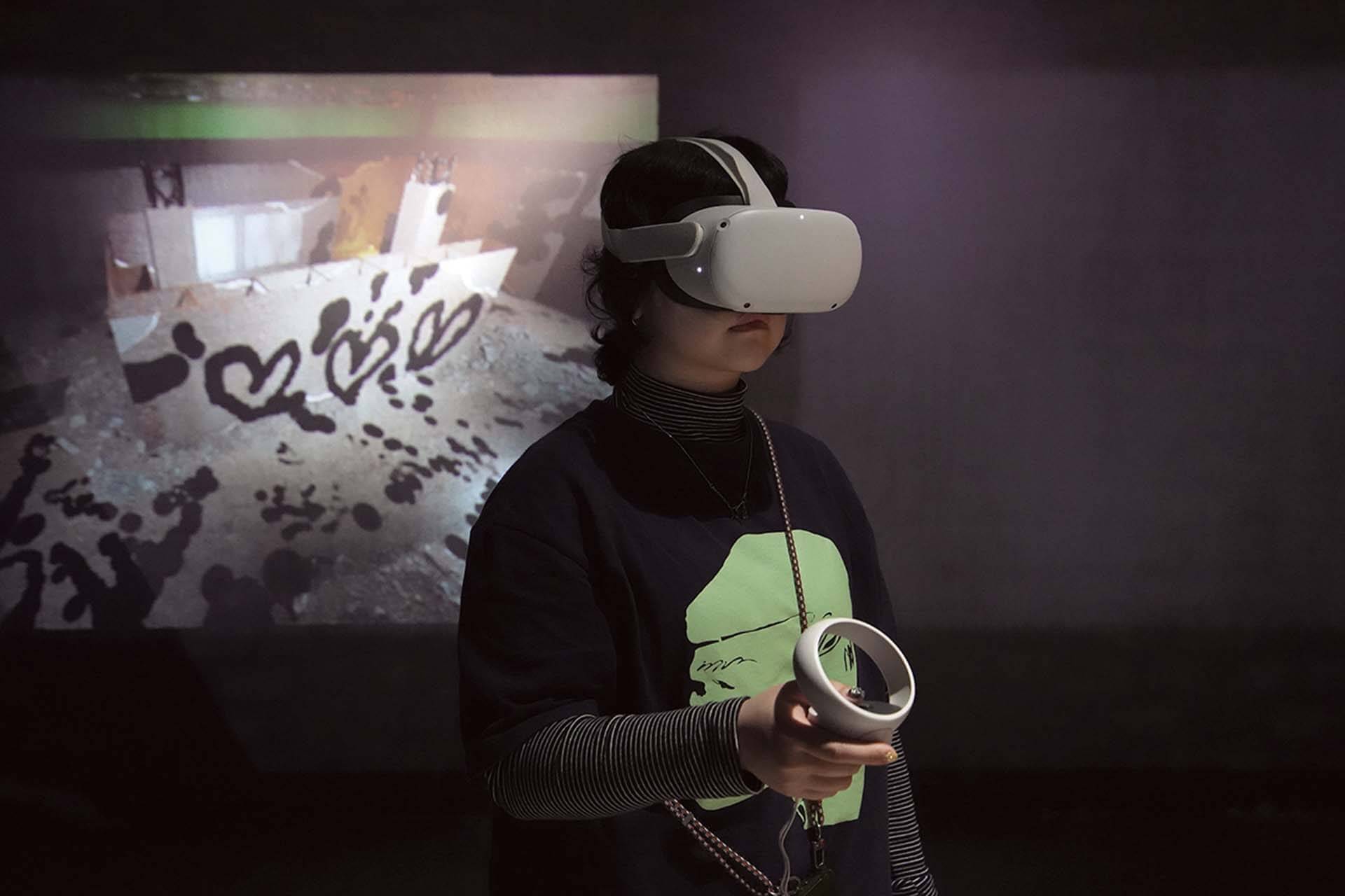 《VIVIDO：re-Action》將演出空間調整為具互動裝置的展覽，讓每位觀眾戴上VR裝置在複製展場的虛擬空間中塗鴉。（臺北數位藝術中心提供）