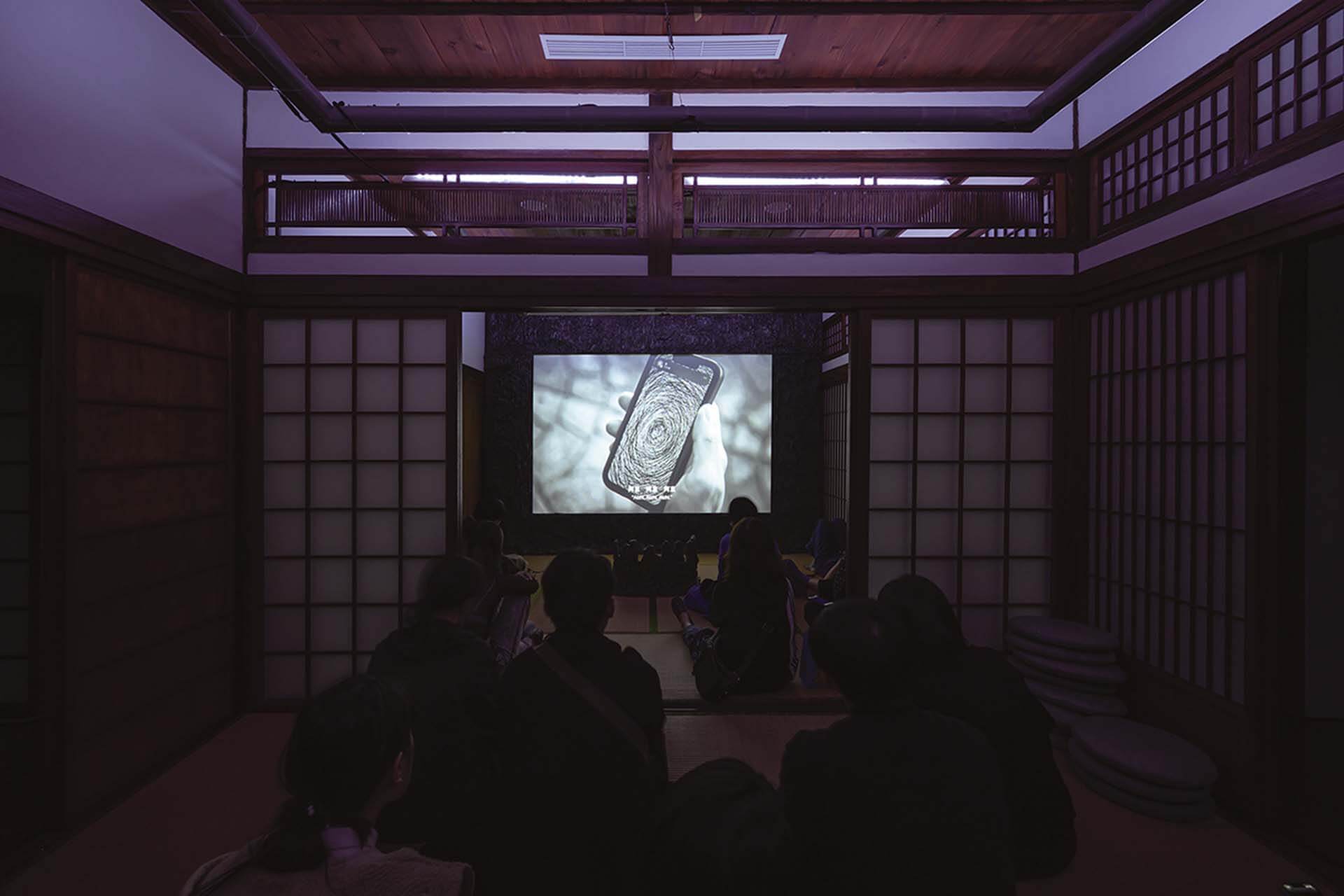 張碩尹工作室與導演劉家欣合作推出的互動電影計畫「渦UZU」，於展場一景。（張碩尹工作室提供）