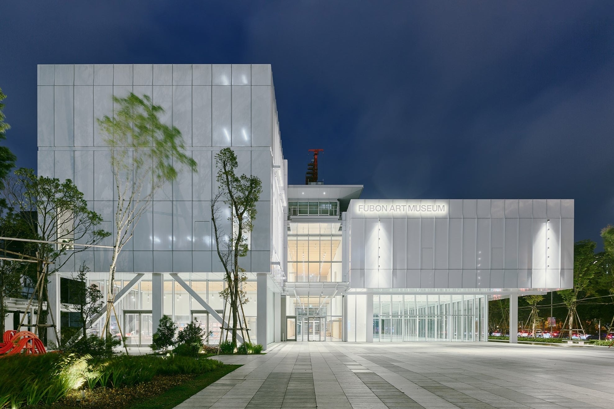 RPBW致力將城市生活與美術館空間結合,人們可在富邦美術館戶外享受夜晚、散步、與孩子和家人同聚,讓美術館成為日常生活的一部分。(富邦美術館提供。攝影:Lucas K. Doolan)