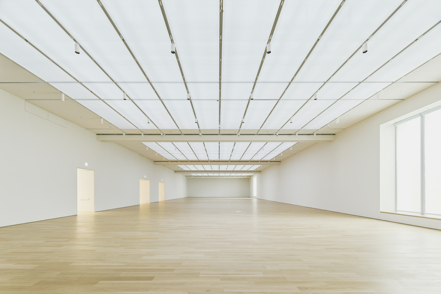 美術館三樓「日光展廳」和「星光展廳」採天窗設計,將陽光折射至室內,藉由過濾紫外線與全遮光等不同捲簾,使藝術品在調節過的自然光下完美展現。(富邦美術館提供。攝影:Lucas K. Doolan)