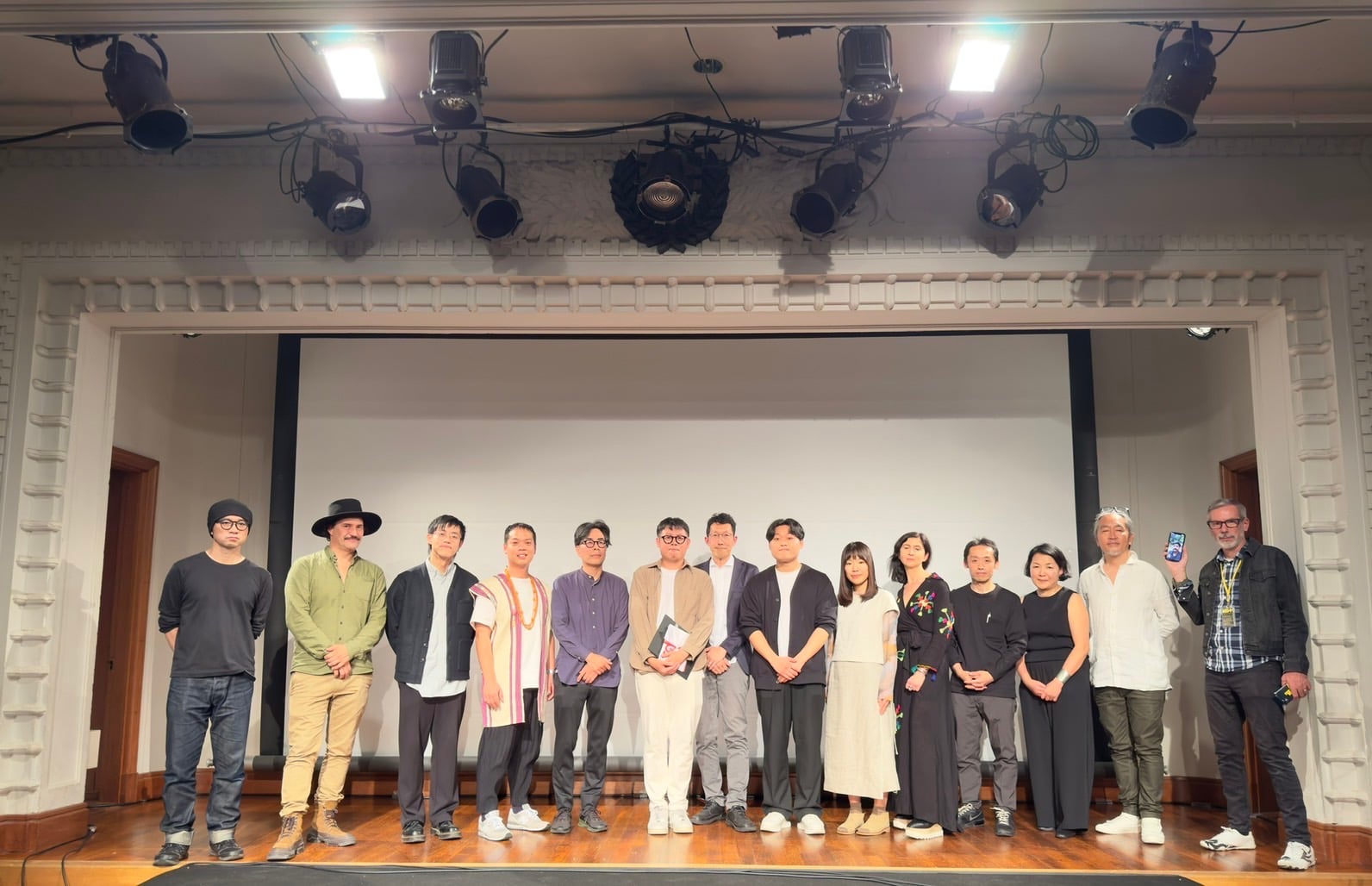 「KG +SELECT」創作者合影，由左至右分別是宇佐美雅浩、Santiago Escobar-Jaramillo、何穎嘉、蔡昇達、石川幸史、劉星佑、紀成道、Jae Hun Nam、柴田早理、創辦人Lucille Reyboz。由右至左為K…