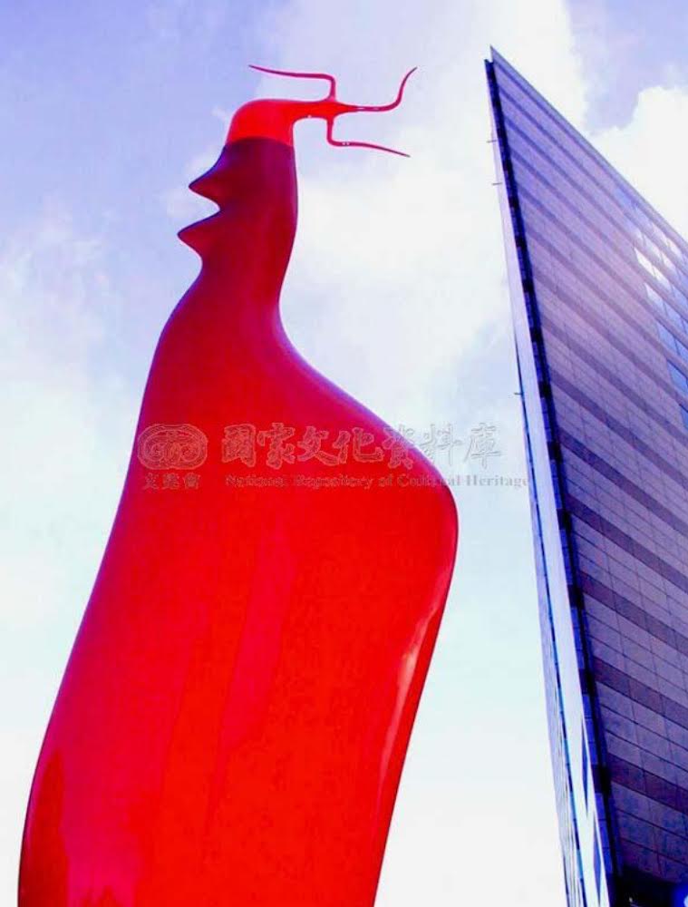 「敦化通廊計畫」啟動的1999年，正好夾在臺北市都市發展局1996年成立「公共藝術諮詢小組」，以及2000年臺北市成立文化局之後，於同年6月正式成立首次公共藝術審議委員會的這個空窗期。此為《飛越東區》作品設置初期時的景像（取自國家文化資料庫…