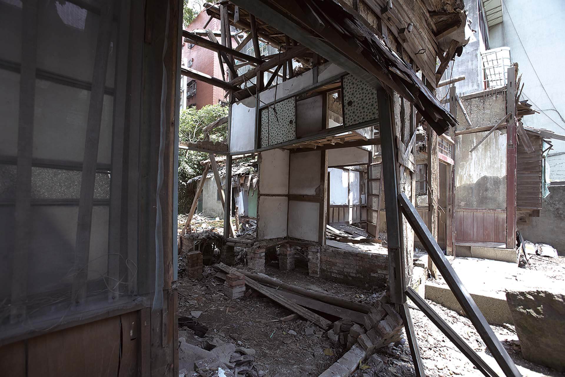 拉拉.阿爾瑪雀紀(Lara Almárcegui),《台北市齊東街舊屋拆牆計畫》(Removing the Wall of a Ruined House Qidong Street),現地製作,2008。(臺北市立美術館提供)