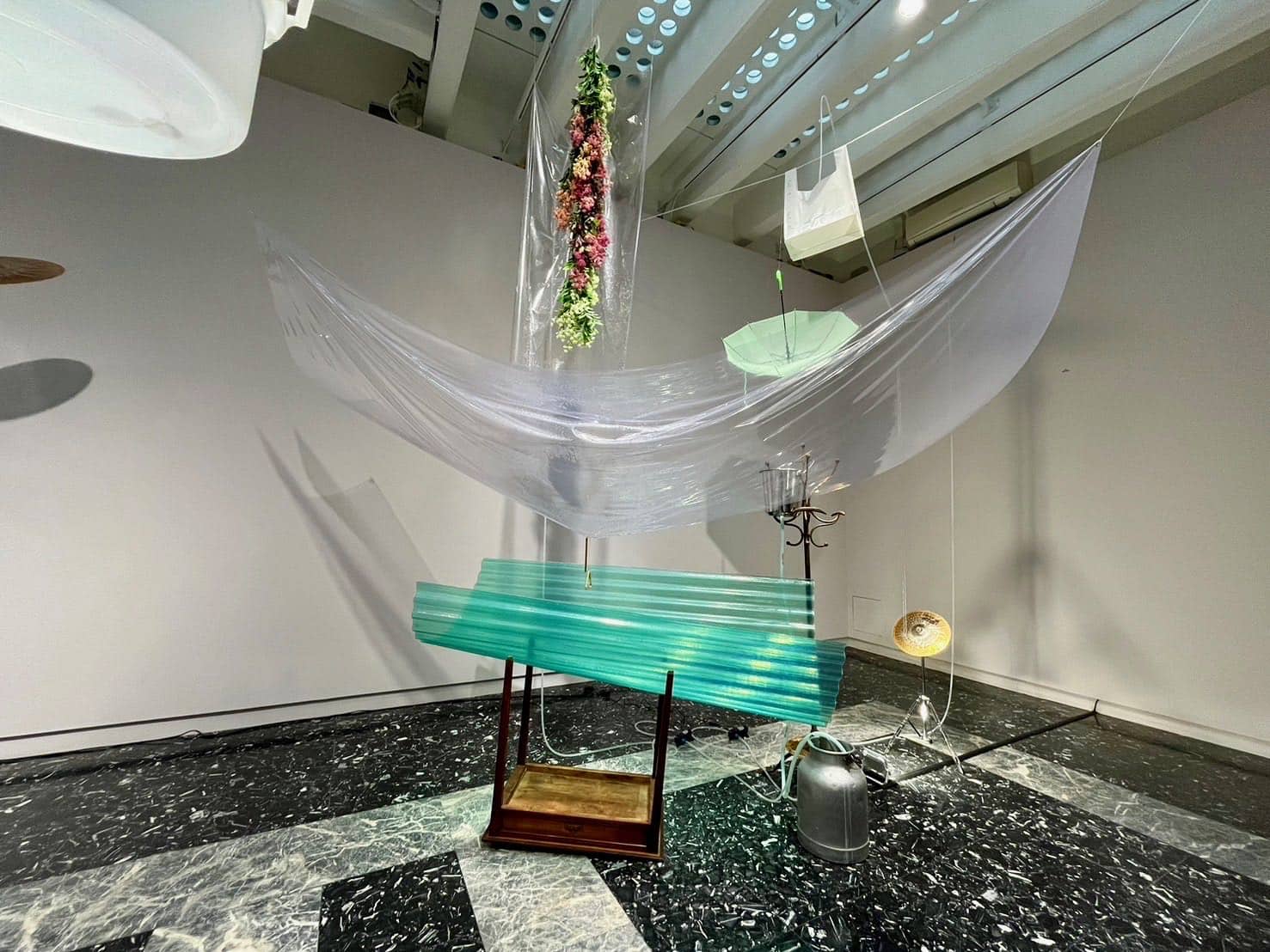 Yuko Mohri作品最初的靈感來自於東京地鐵站常見的各種阻止漏水的臨時補救措施。圖為Yuko Mohri作品展覽現場。（攝影／陳思宇）