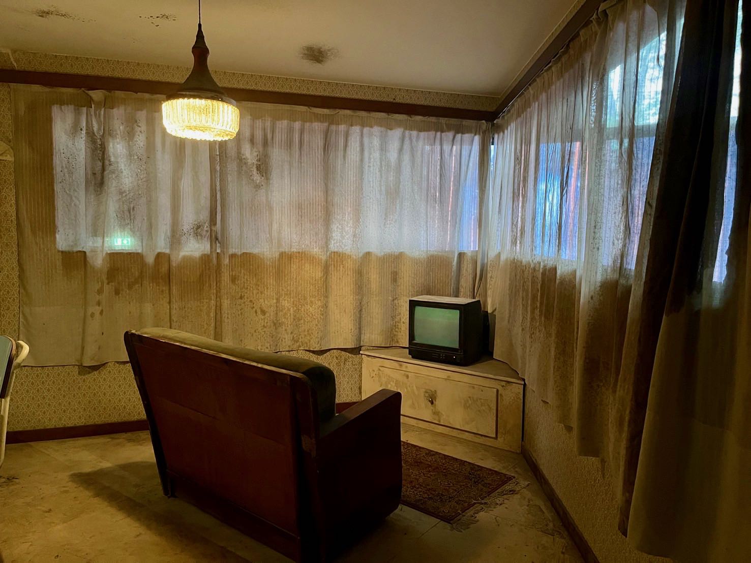 Ersan Mondtag在展場中矗立了一座幾近乎三層樓高的建築，走入建築一股嚴重發霉又混雜著灰塵的氣味撲鼻而來。圖為「界限」展覽現場。（攝影／陳思宇）