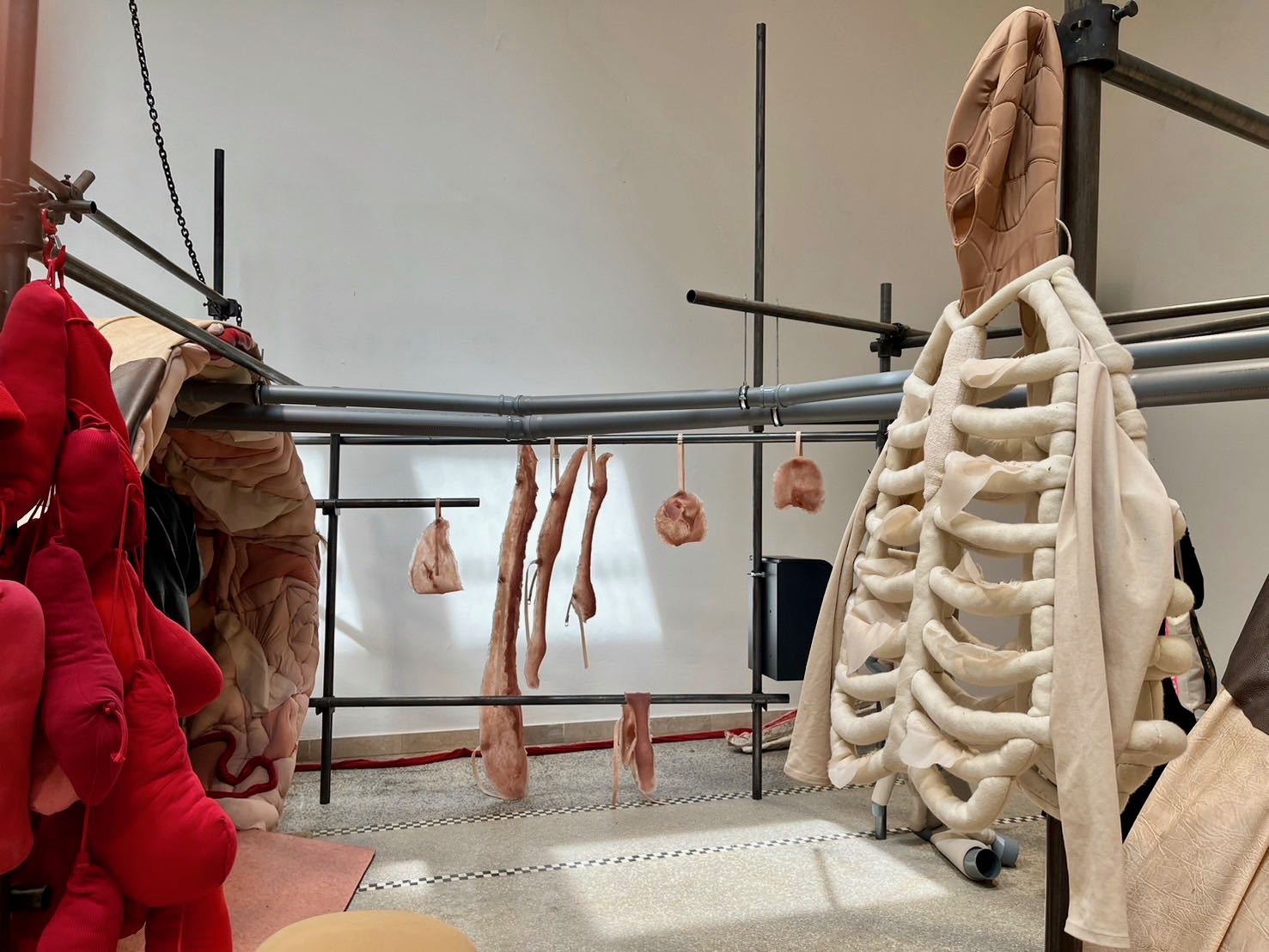Eva Koťátková作品建構了一個可以透過情感、觸摸和互動關係形成具歸屬感的空間。圖為Eva Koťátková作品展覽現場。（攝影／陳思宇）