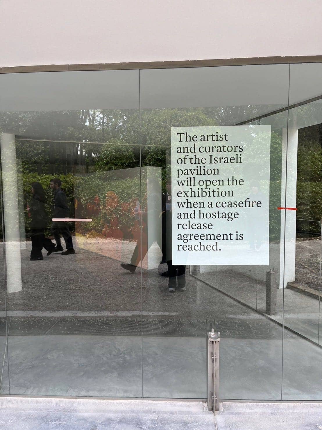 以色列國家館代表參展藝術家Ruth Patir與策展人Mira Lapidot及Tamar Margalit共同決定關上展覽大門，並宣布「當停火和人質釋放協議達成後，以色列館的藝術家和策展人將宣布以色列館開幕」。圖為以色列國家館展場。（攝影…