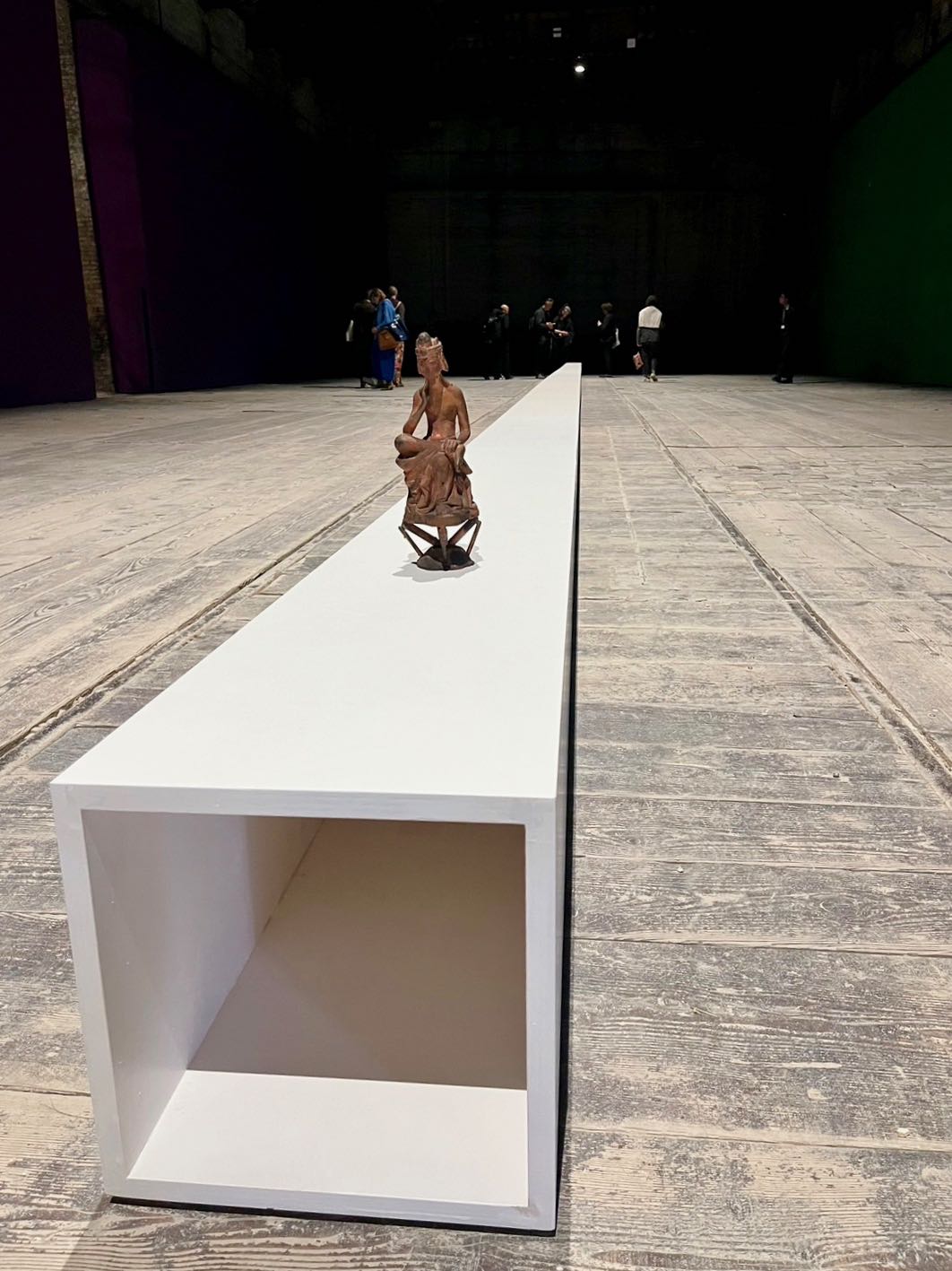 義大利館的展覽「聆聽」讓汲汲於各個場館看展的觀眾突然屏氣凝神。圖為「聆聽」展覽現場。（攝影／陳思宇）