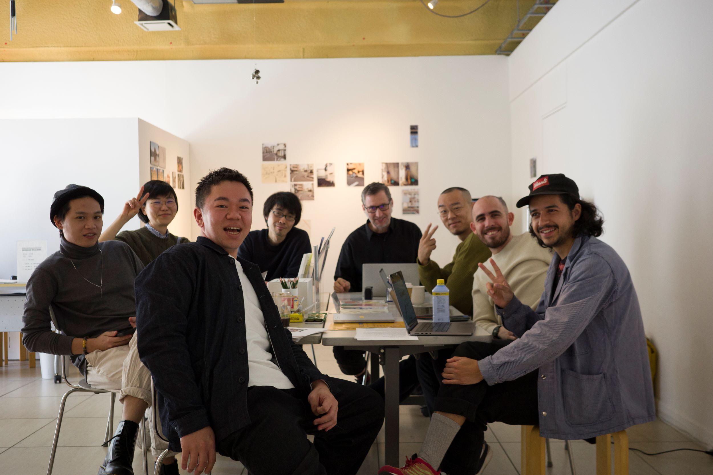 開放工作室時的合照，由左至右分別為Viravong SUNDARA、KIM Woojin、林裕軒、SUZUKI Yuya、Moritz NEUMÜLLER、毛友文、Nestor SIRÉ、Leonardo BÜRGI TENORIO。（攝影…