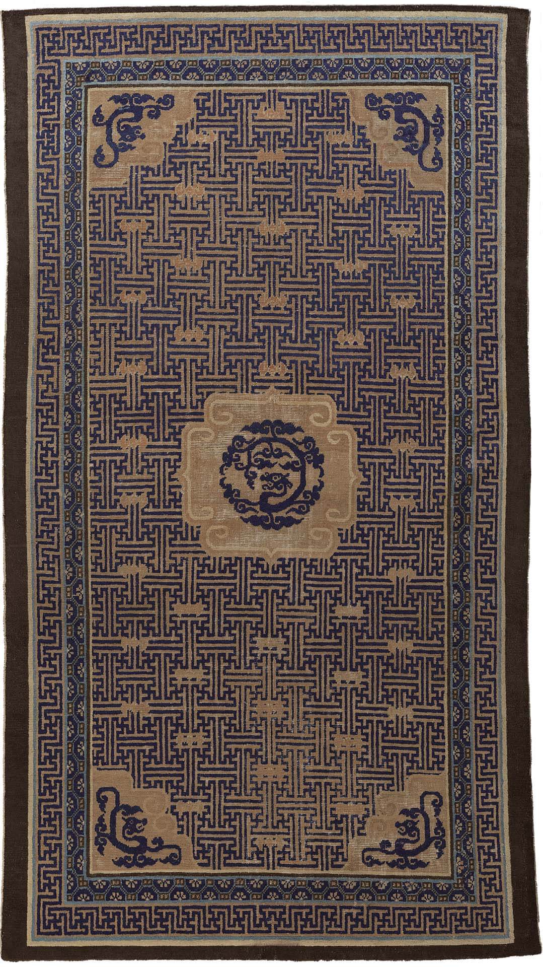 清18世紀〈萬福草龍紋毯〉， 287×163公分，國立故宮博物院藏。