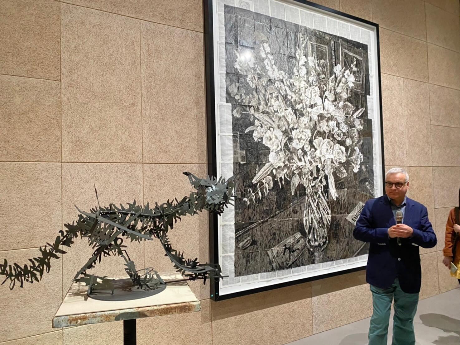 策展人艾瑞恩．洛克（Adrian Locke）於展場親自導覽。（攝影／嚴瀟瀟）