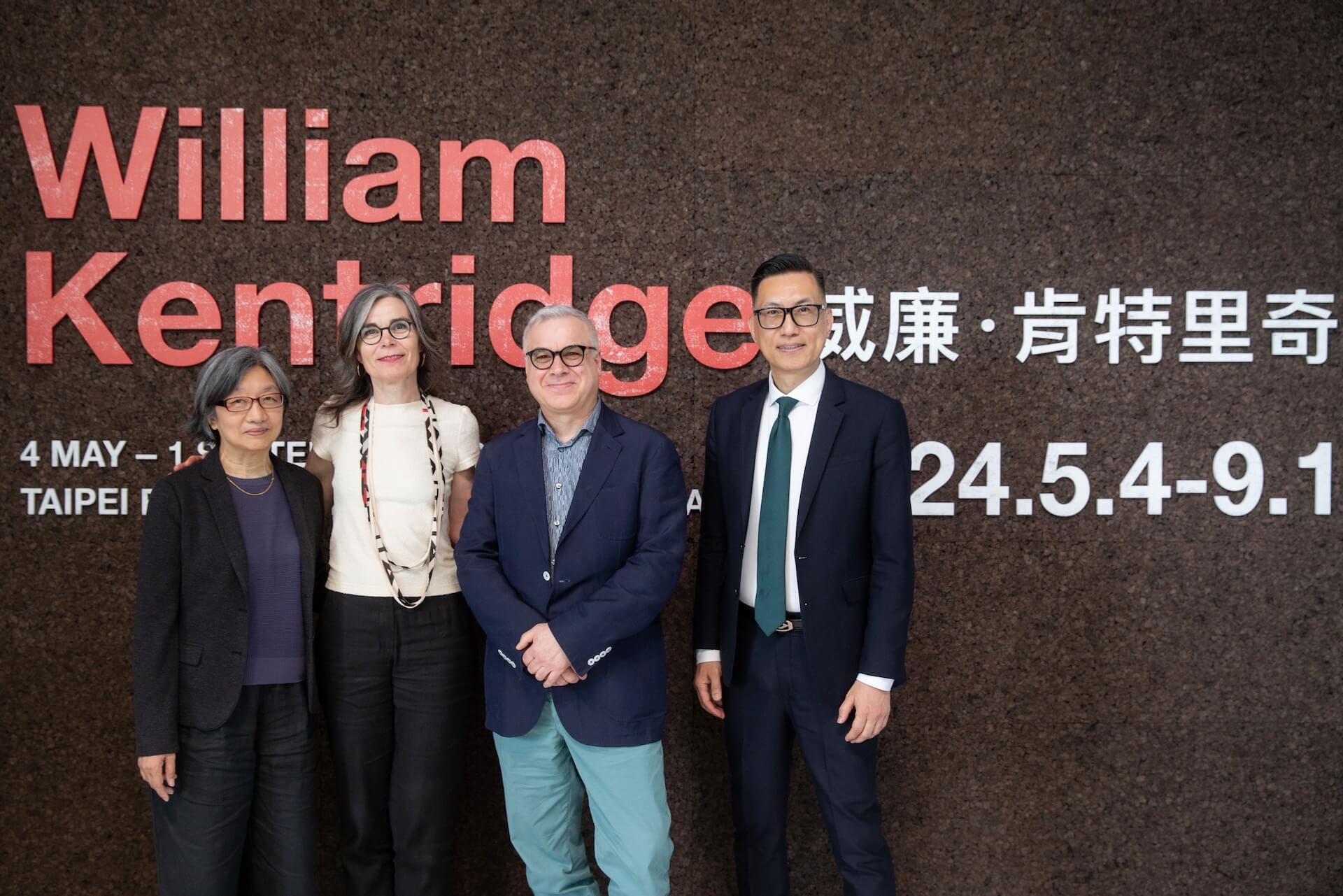 北美館館長王俊傑（右一）與RA策展人艾瑞恩．洛克（Adrian Locke，右二）、館方策展人吳昭瑩（左一）合影。（臺北市立美術館提供）