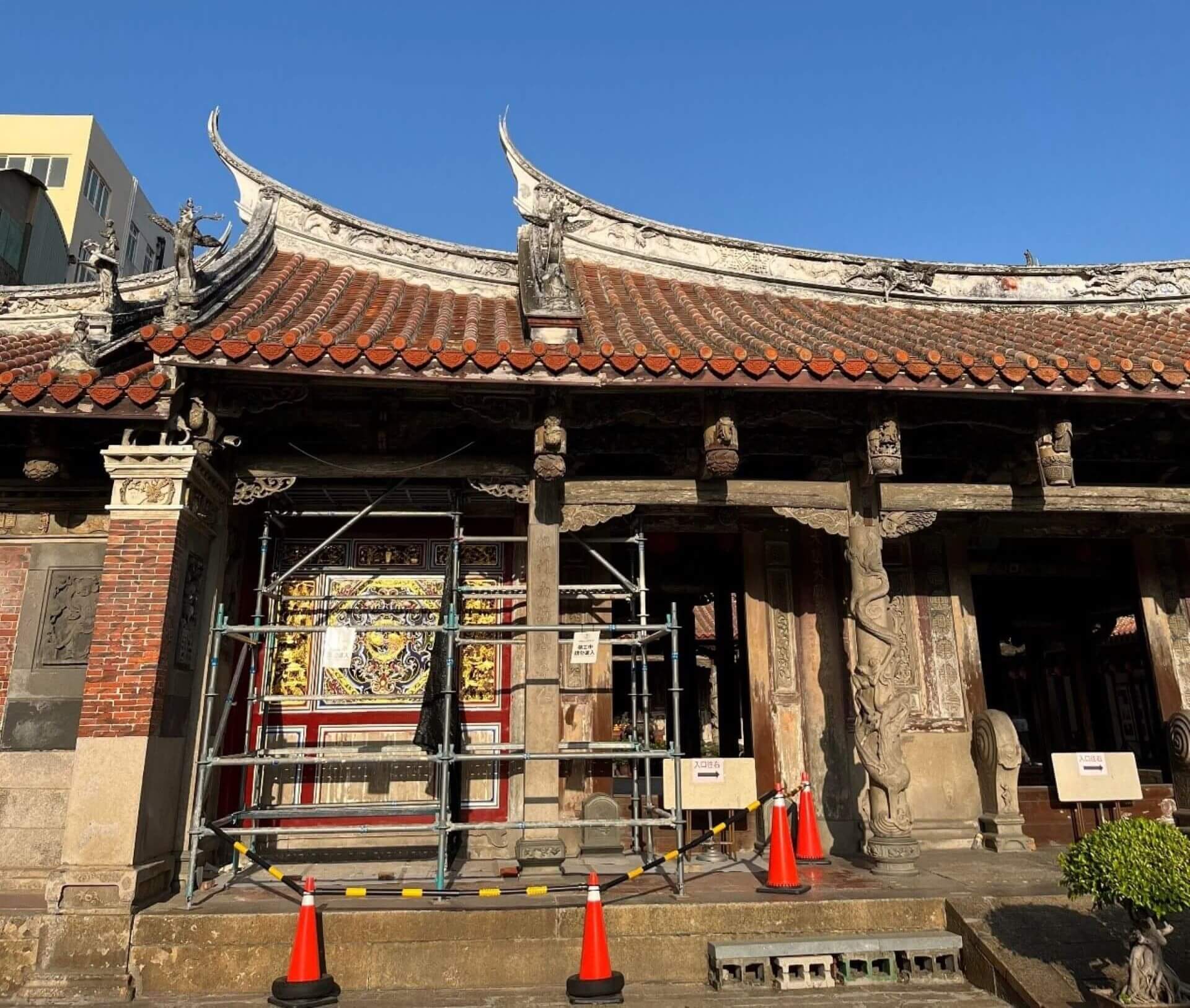 直接在古蹟重要區位「示範」顯然是不當的，尤其夔龍窗位於重要的五門殿，此為「示範」後樣貌。（圖片鹿港團體提供）