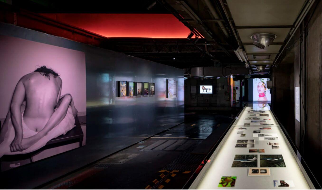 京都新聞大樓地下1樓展場「PHOSPOR發光體 藝術與時尚1990–2023」風景。（©︎ Kenryou Gu-KYOTOGRAPHIE 2024 ）