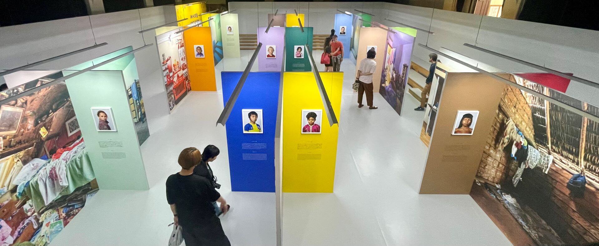 James Mollison《Where Children Sleep》展示風景。（攝影／鄭禹彤）
