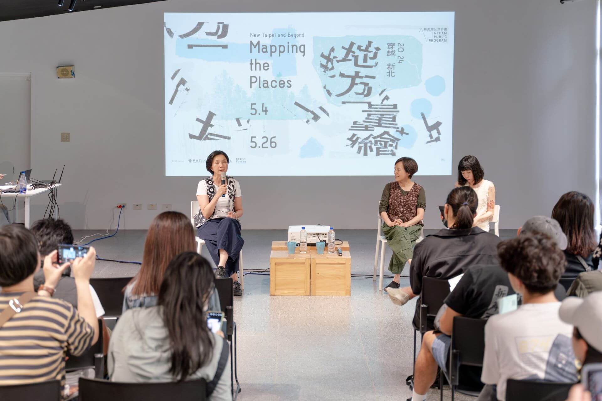新北市美術館「2024穿越新北」5月4日首場講座活動現場，主持人賴香伶。（新北市美術館提供）