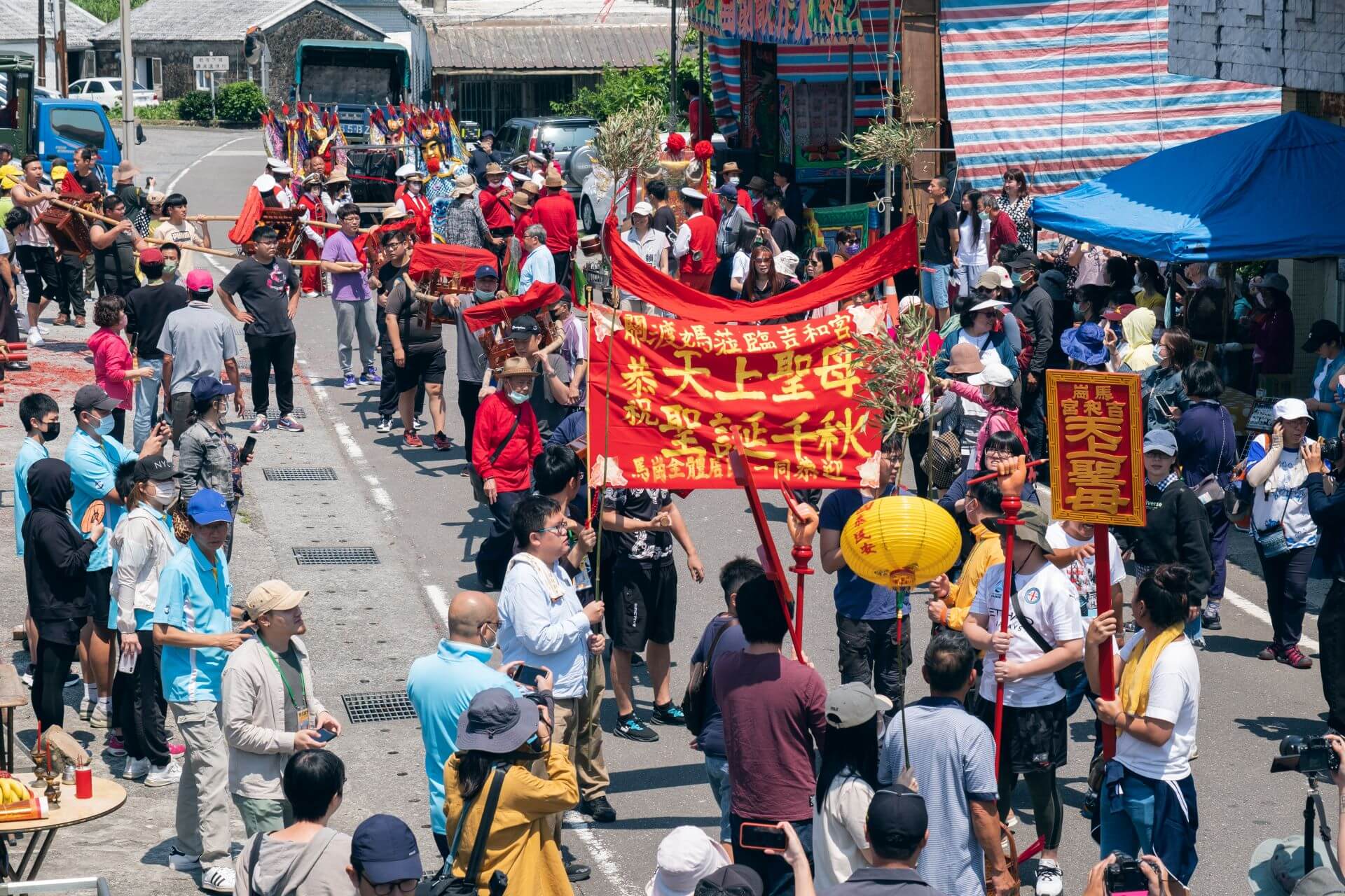 5月26日「邊界重繪：以海河為域的實踐」，石在工作隊將分享其在馬崗漁村的實踐，圖為2023年策畫「媽祖的工作假期」。（梁家瑋攝影，新北市美術館提供）