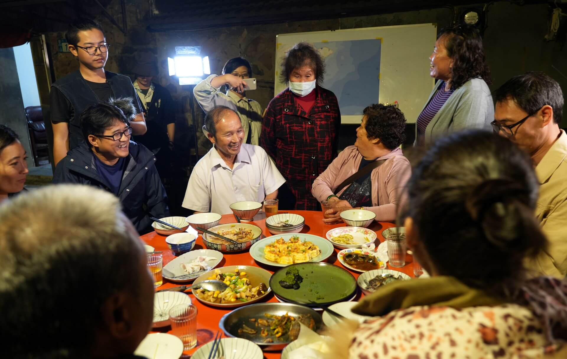 5月26日「邊界重繪：以海河為域的實踐」，石在工作隊將分享其在馬崗漁村的實踐，圖為以飲食交流海域特色的海WAY宴。（何睦芸攝影，新北市美術館提供）