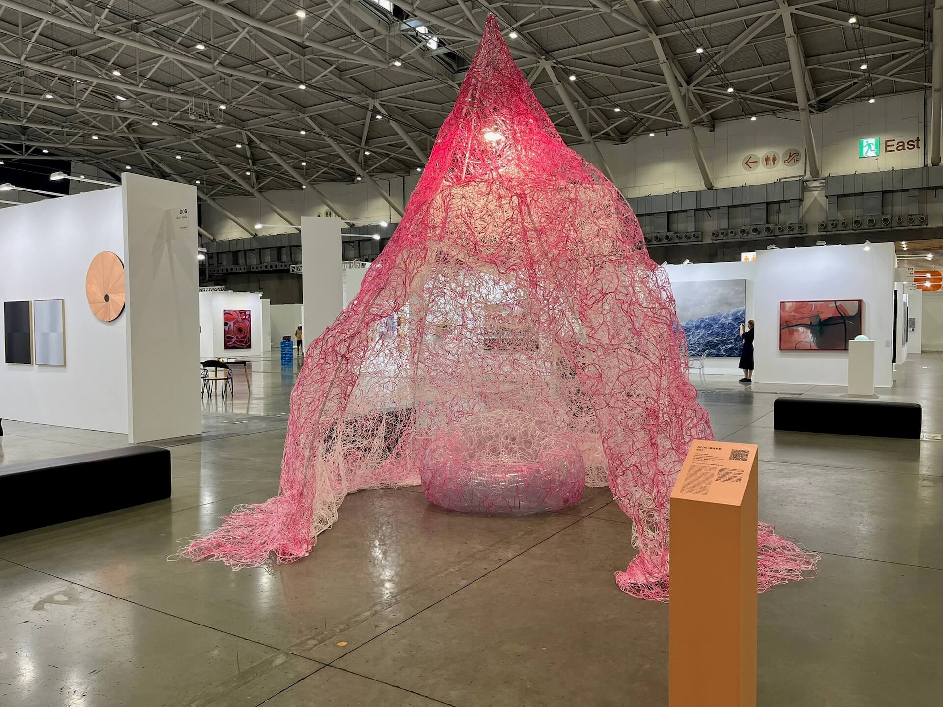 御書房藝廊於「實境計劃」展區呈現藝術家洪郁雯的手工編織作品《不定的粉紅》。（本刊資料室）