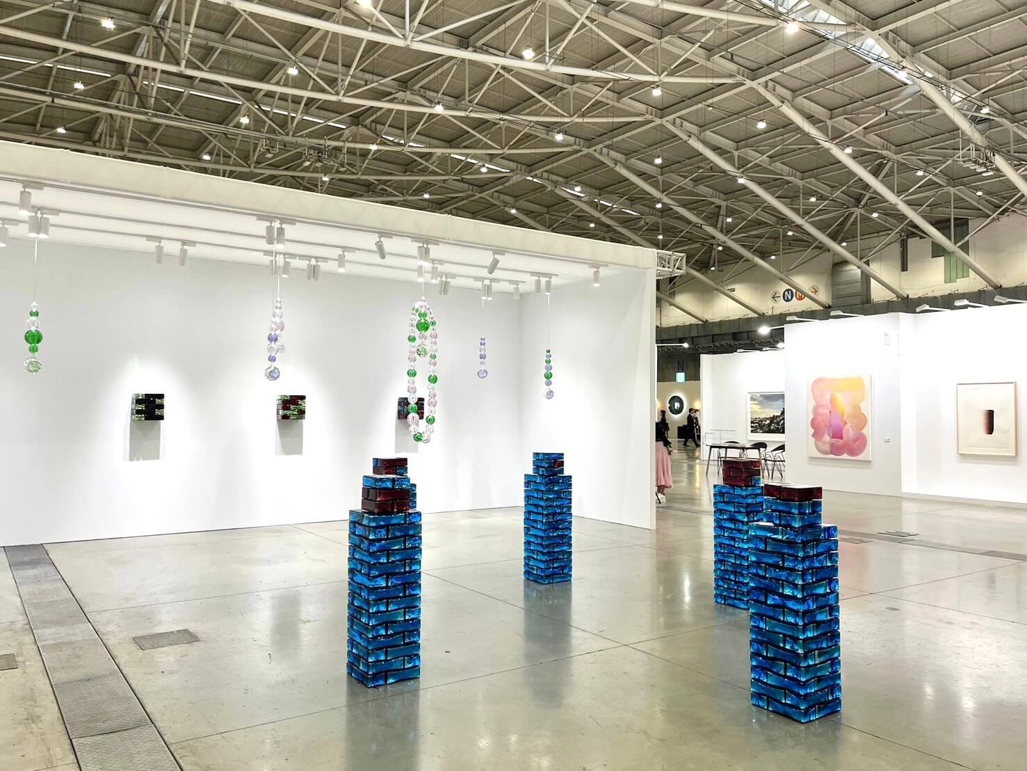 貝浩登展位上的尚－米歇爾．歐托尼耶（Jean-Michel Othoniel）個展。（本刊資料室）