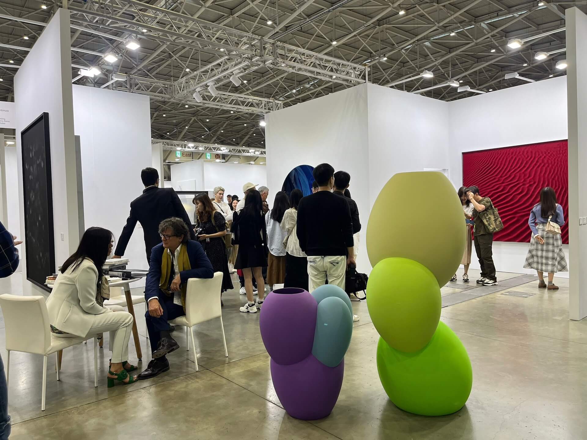 安東尼・葛雷姆（Antony Gormley）兩件吸睛的雕塑於常青畫廊展位現場。（本刊資料室）