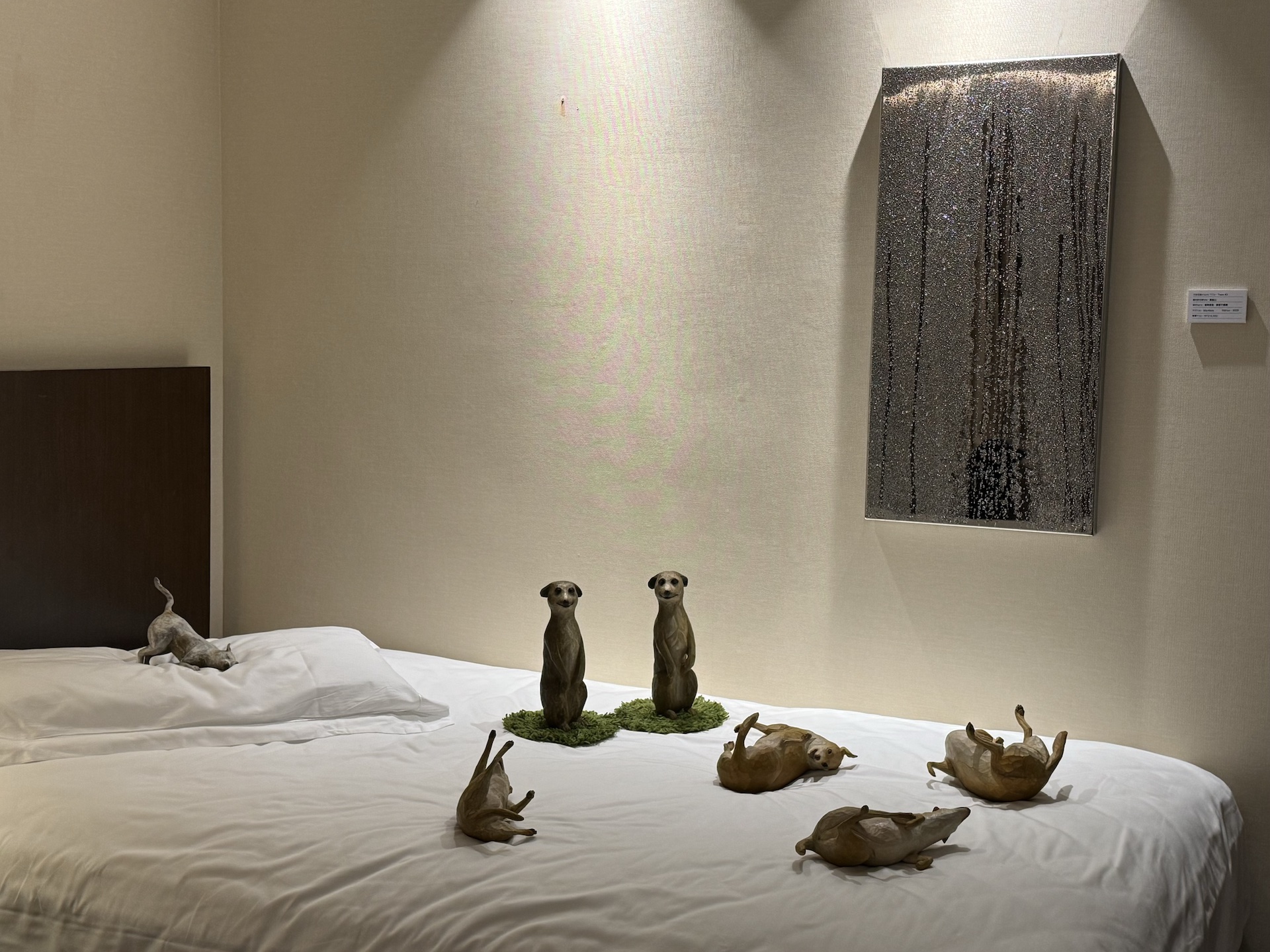 呂文與黃銘心的作品於WHATZ藝博展位ROOM 963一景。（本刊資料室）