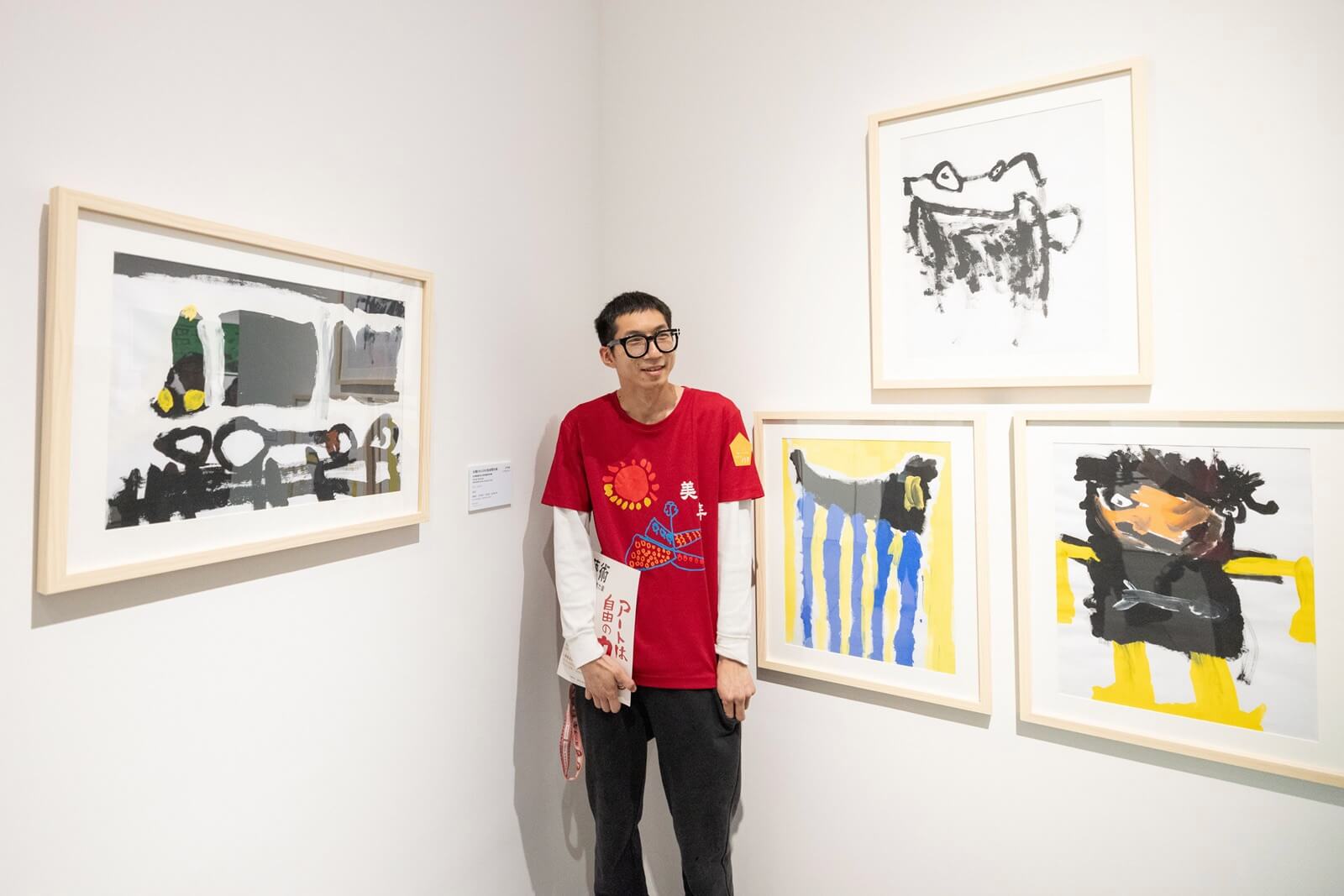 呂明翰與本次參展作品合影。（中華民國智障者家長總會拍攝提供）