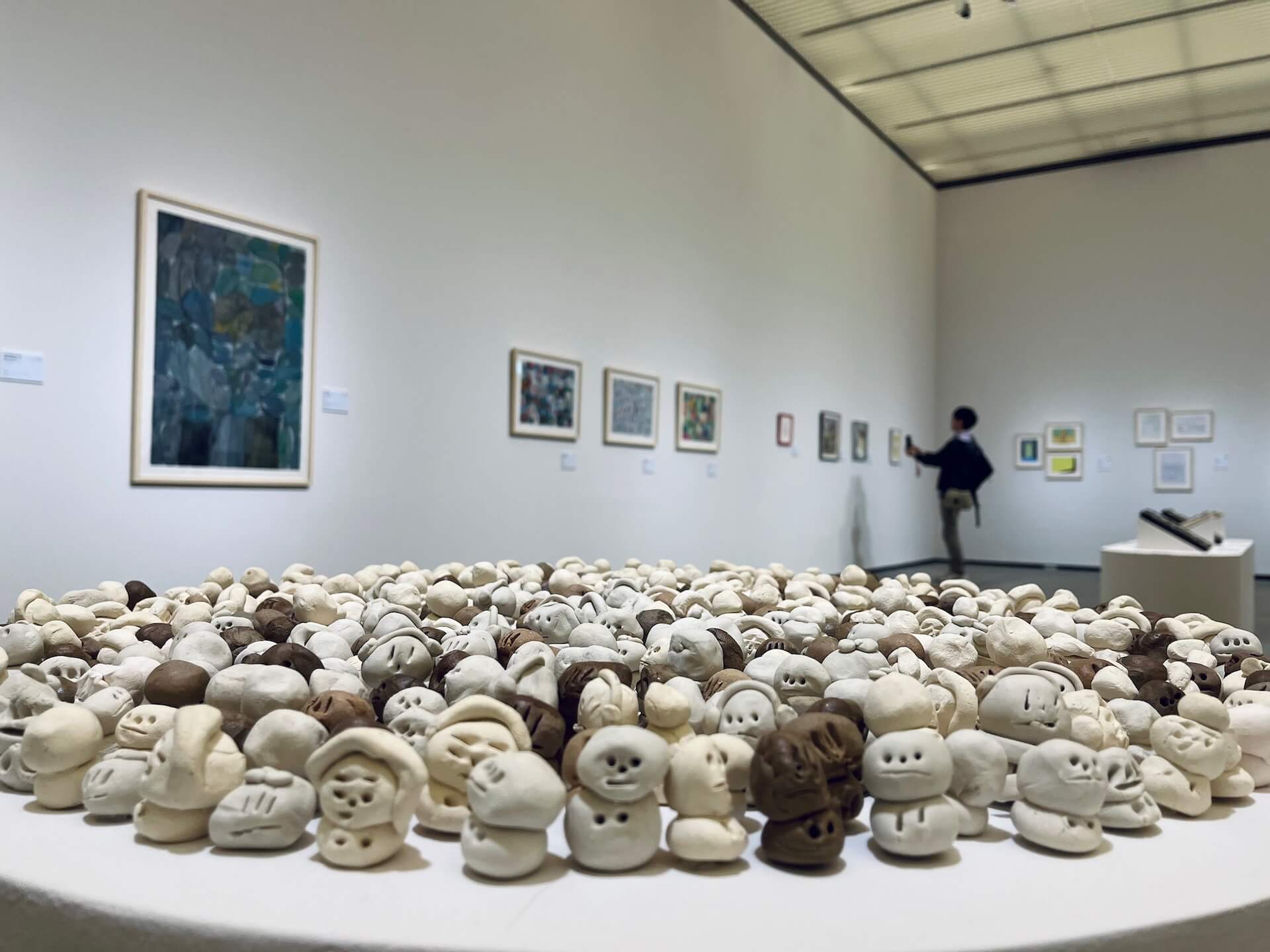 王韶華的雕塑作品《雪人》（2015-2023）於「藝術是⾃由的⼒量」展場中展示。（攝影／蔡昕縈）