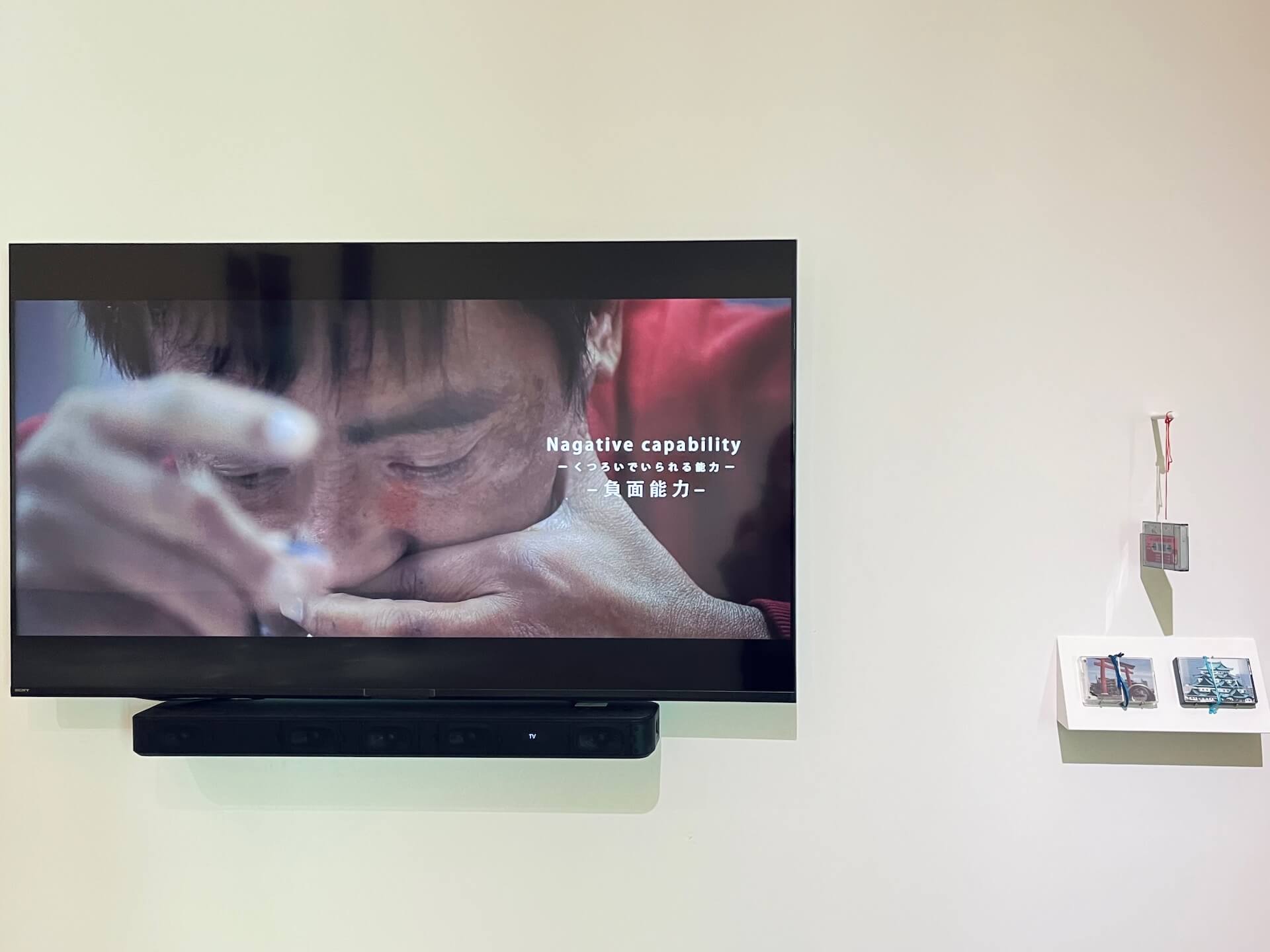 展場內同步播放著記錄下藤本正人日復一日擺盪卡帶的模樣，並訪談其周邊工作人員的影像。（攝影／蔡昕縈）