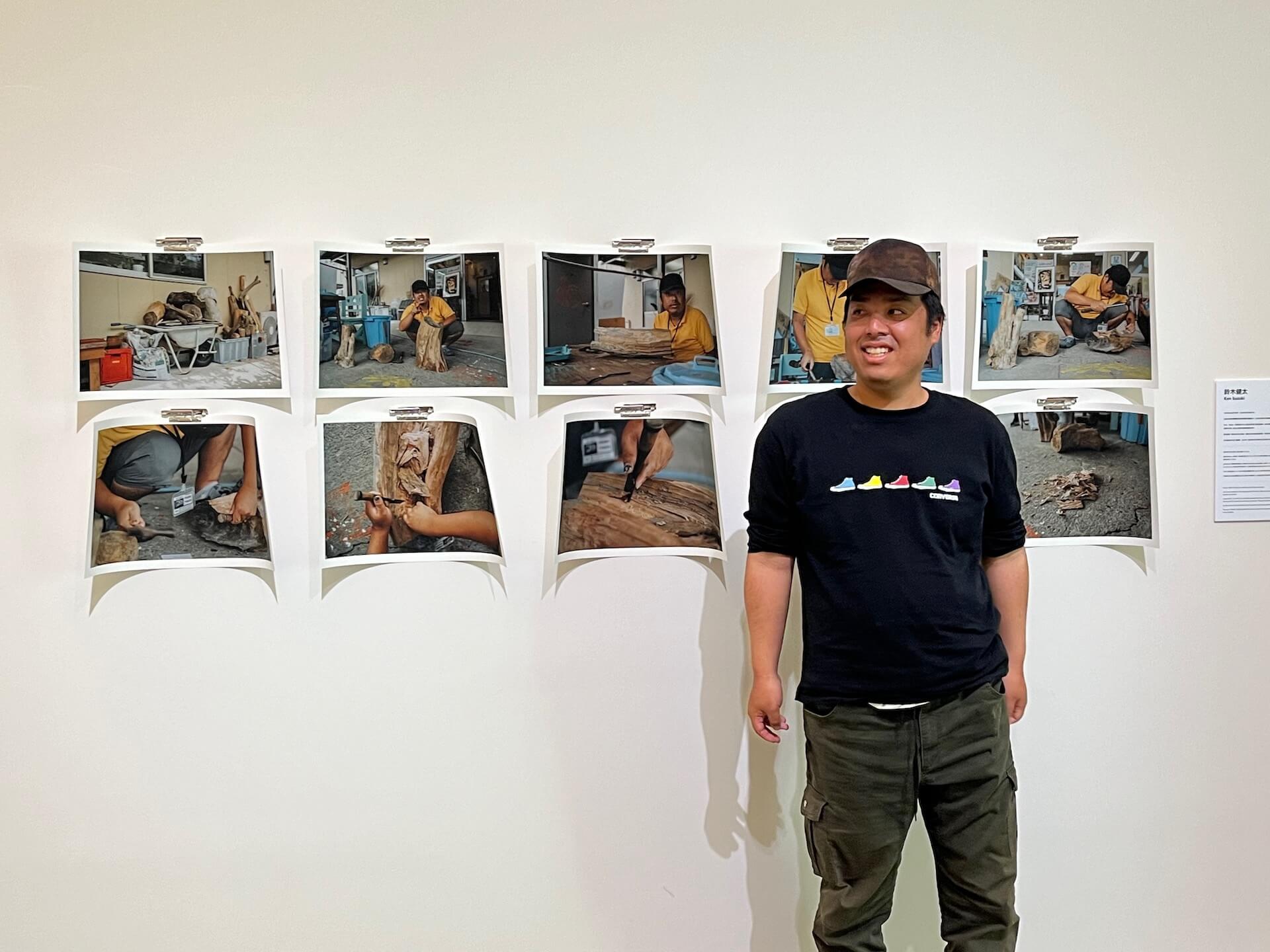 鈴木健太（Ken Suzuki）與本次參展作品合影。（攝影／蔡昕縈）