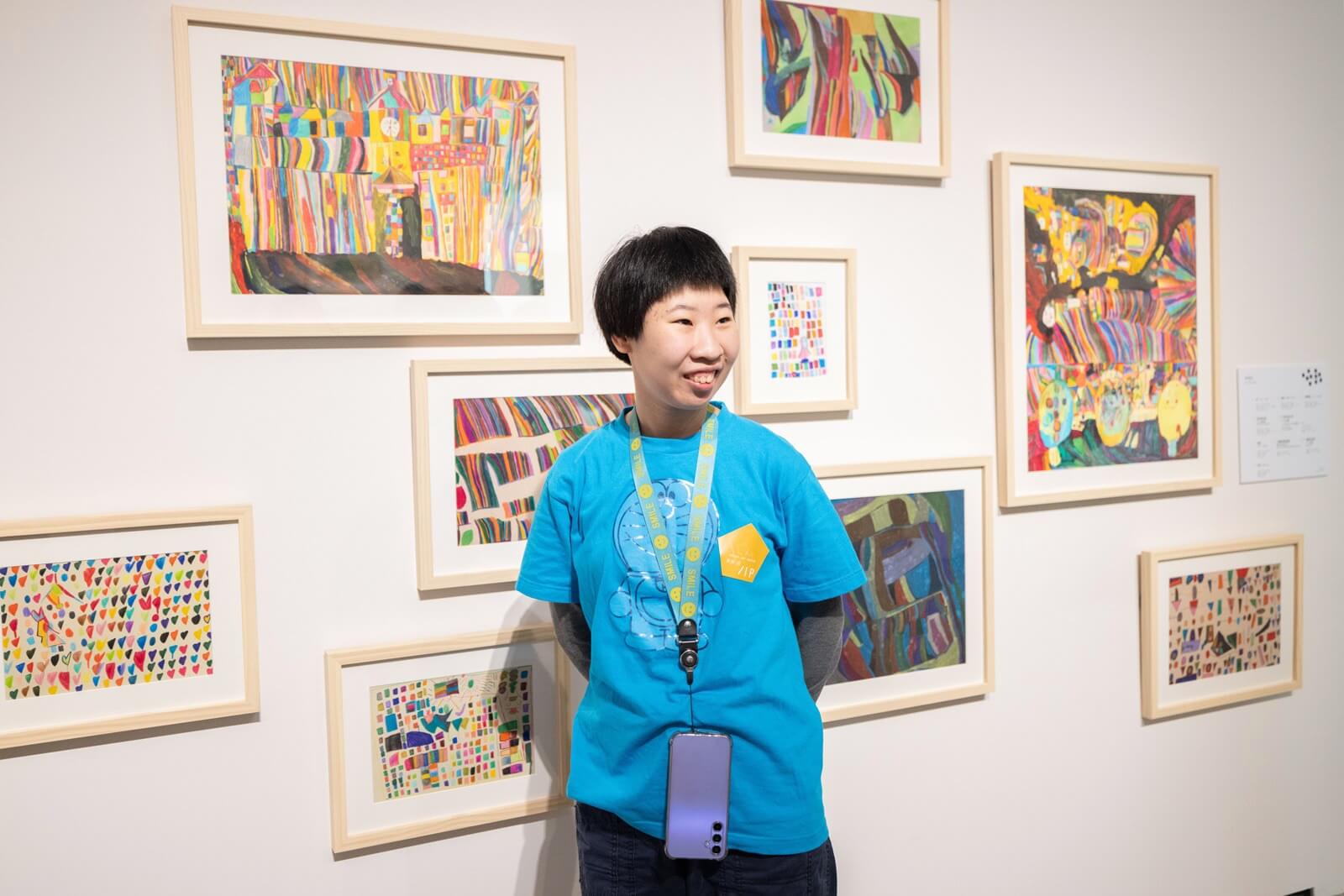 郭禹彤與本次參展作品合影。（中華民國智障者家長總會拍攝提供）