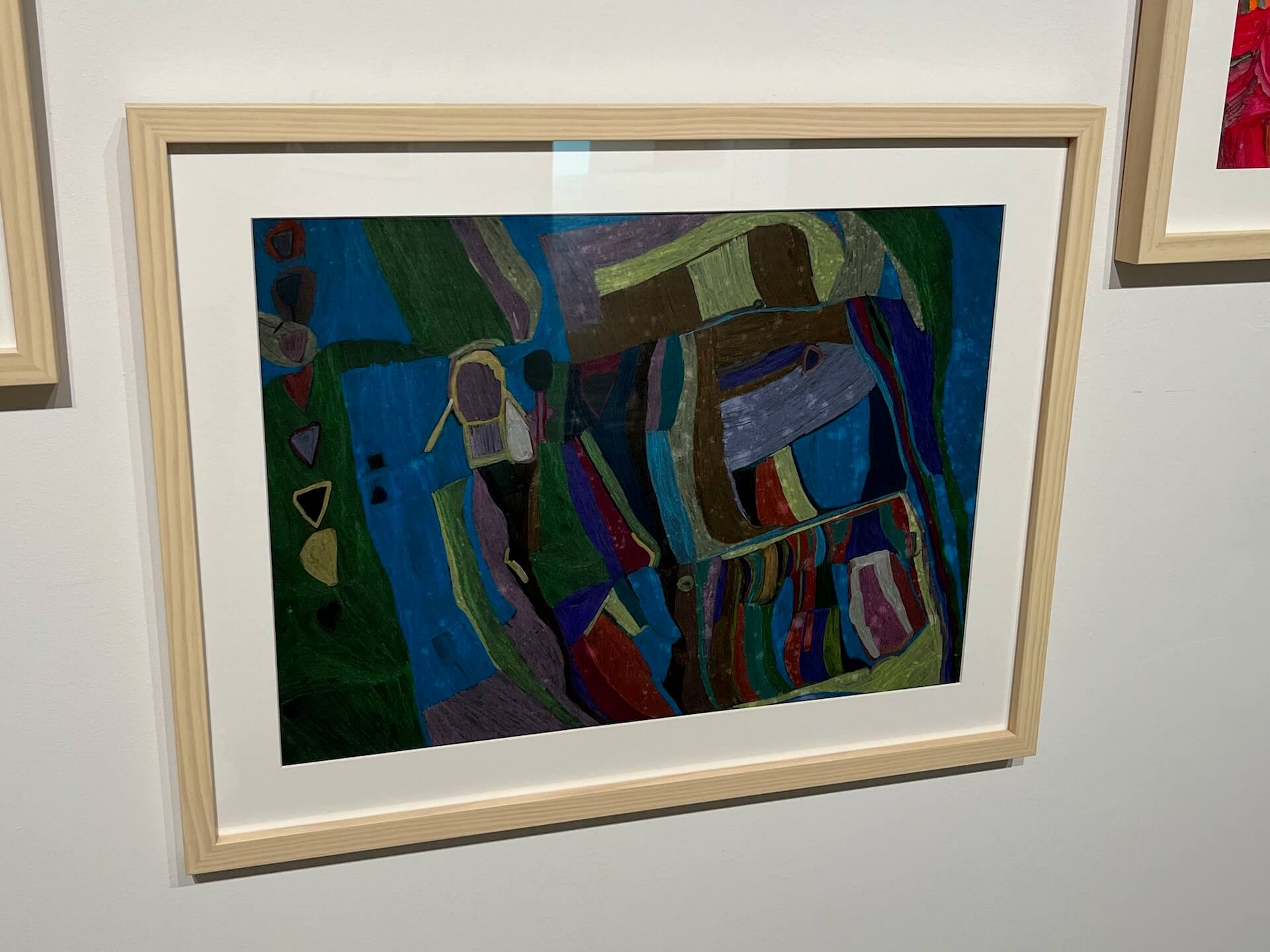 在郭禹彤本次參展作品中，多數作品畫面都以高彩度的顏色構成，唯獨《黑暗的世界》（2023）是以陰暗的深色系進行創作，如實反映了郭禹彤作畫當下內心的鬱結與沉悶。（攝影／蔡昕縈）