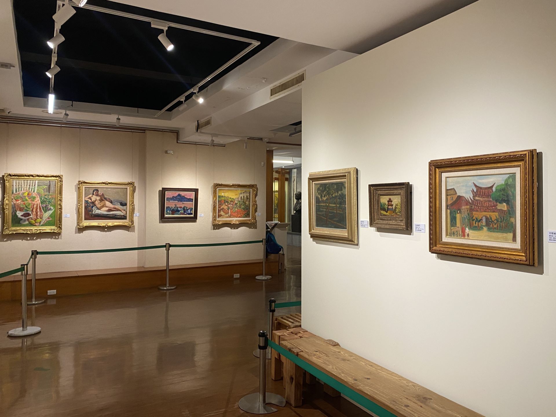 2024梅樹月「春色無邊——初代臺陽人的春日和鳴」展場風景。（攝影／朱佑霖）
