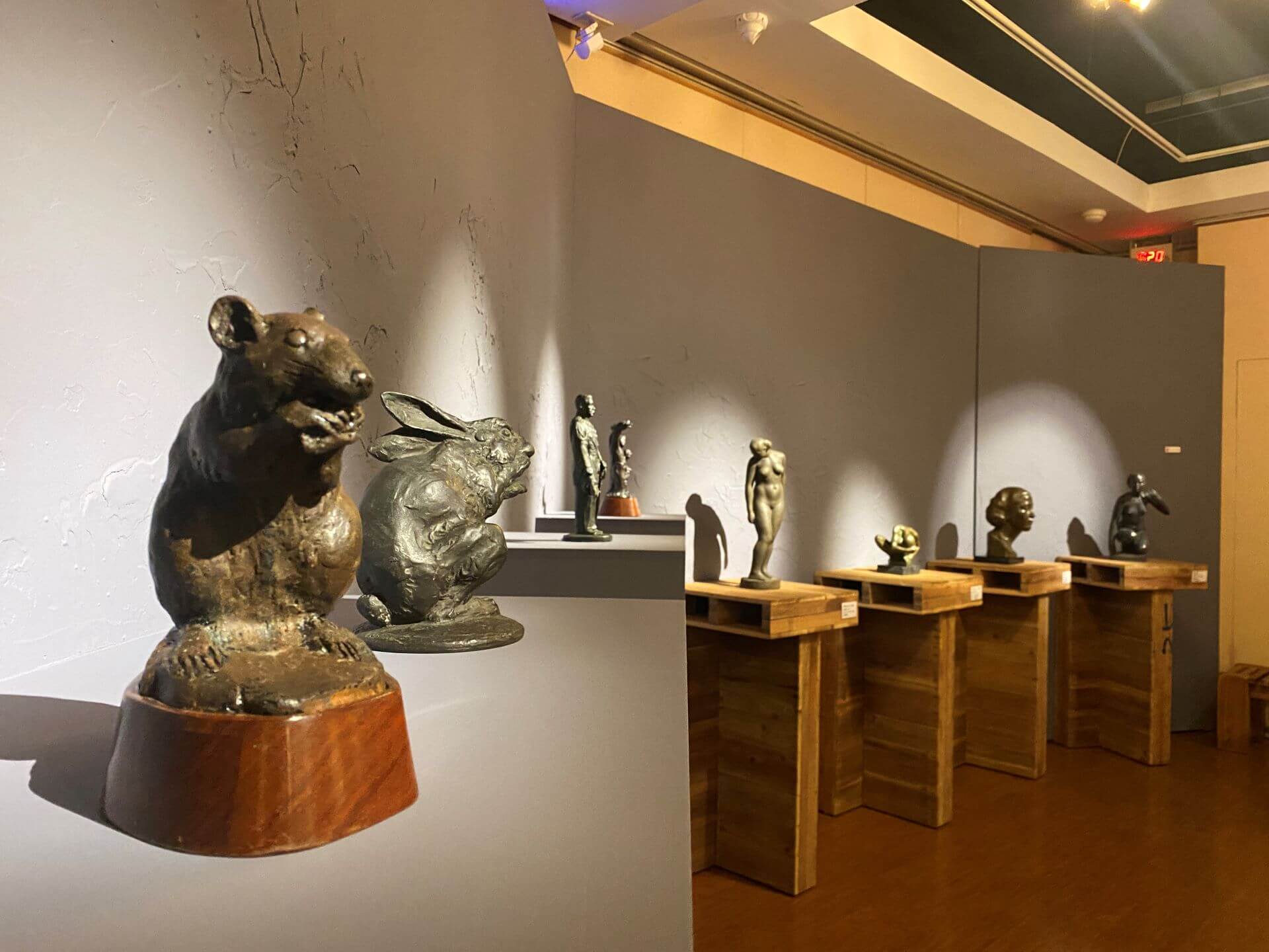 2024梅樹月「春色無邊——初代臺陽人的春日和鳴」雕塑專區展場風景。（攝影／朱佑霖）