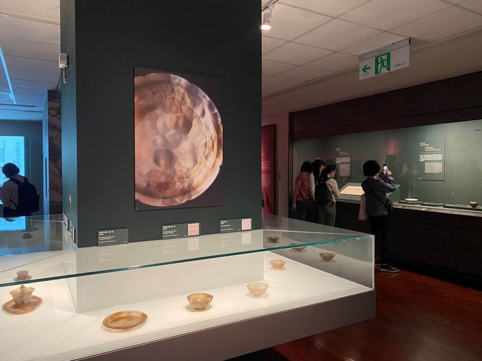 「看得見的紅樓夢」展場風景，展出清宮收藏的瑪瑙製飲食用具。（攝影／朱佑霖）