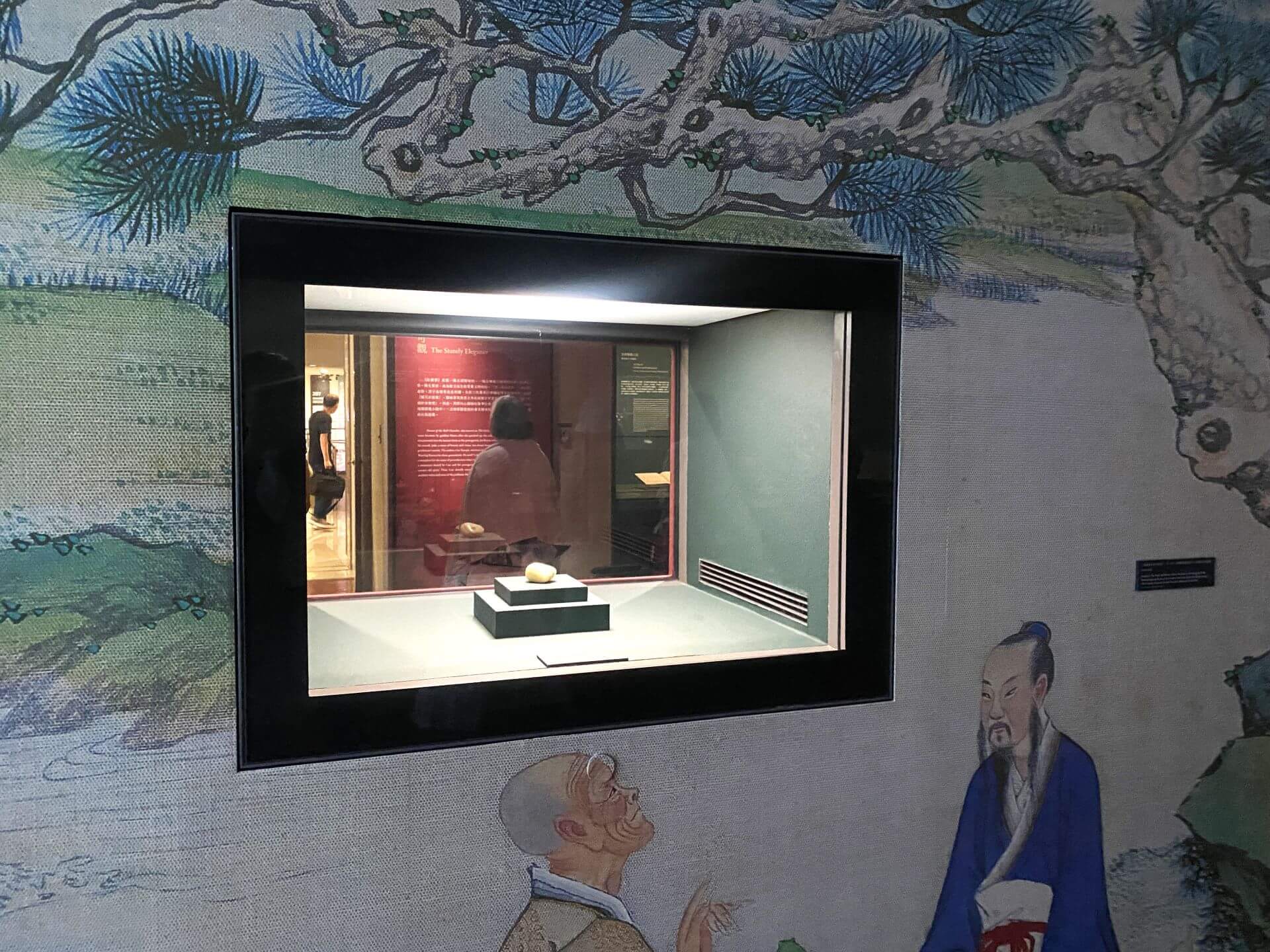 「看得見的紅樓夢」展覽入口，以一塊樸實未經雕琢的「玉石」揭開故事的序幕。（攝影／朱佑霖）